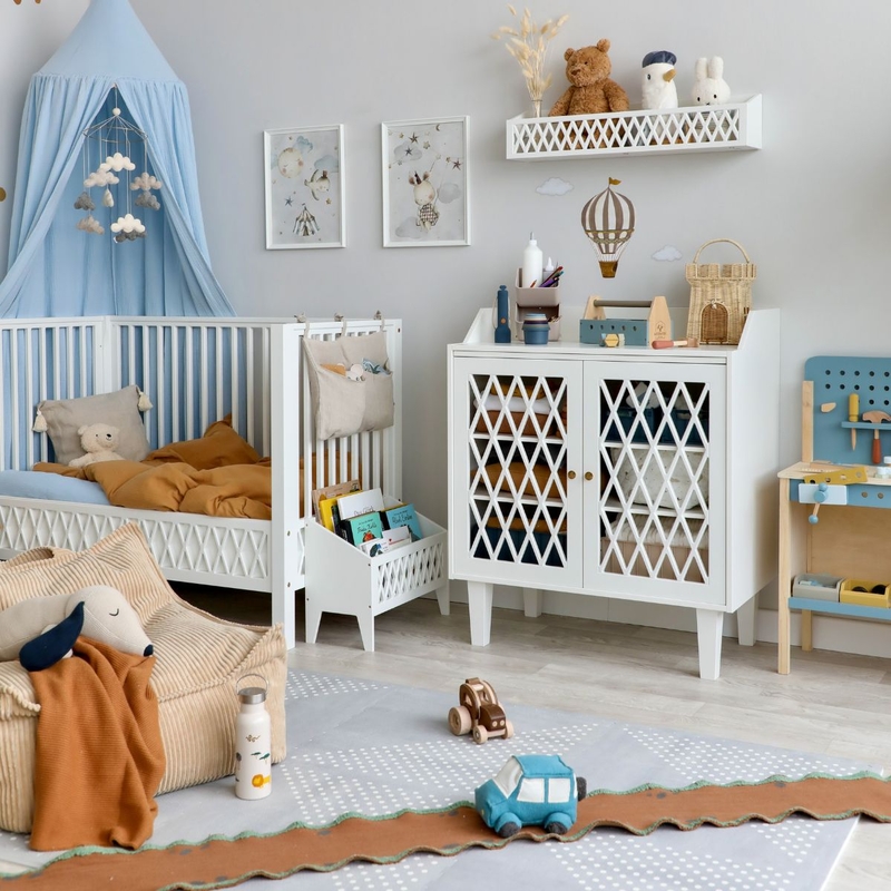 Kinderzimmer mit Spielecke &amp; Deko in Blau, Beige &amp; Camel