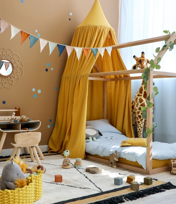 Kleinkindzimmer mit Hausbett &amp; gelbem Musselin Baldachin