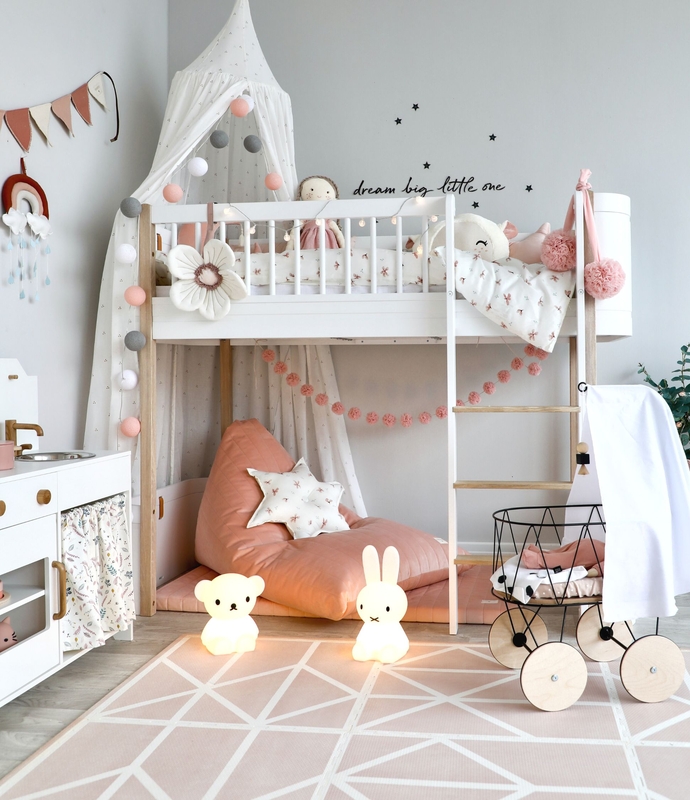 Kinderzimmer mit Mini+ Hochbett, Spielecke &amp; Kuschelecke in Altrosa