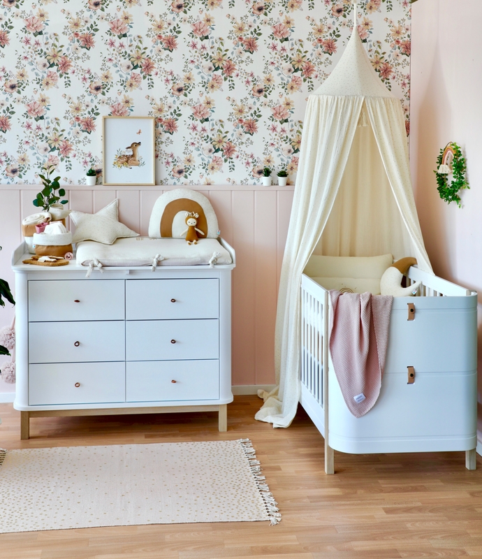Babyzimmer in Creme &amp; Altrosa mit Blumentapete