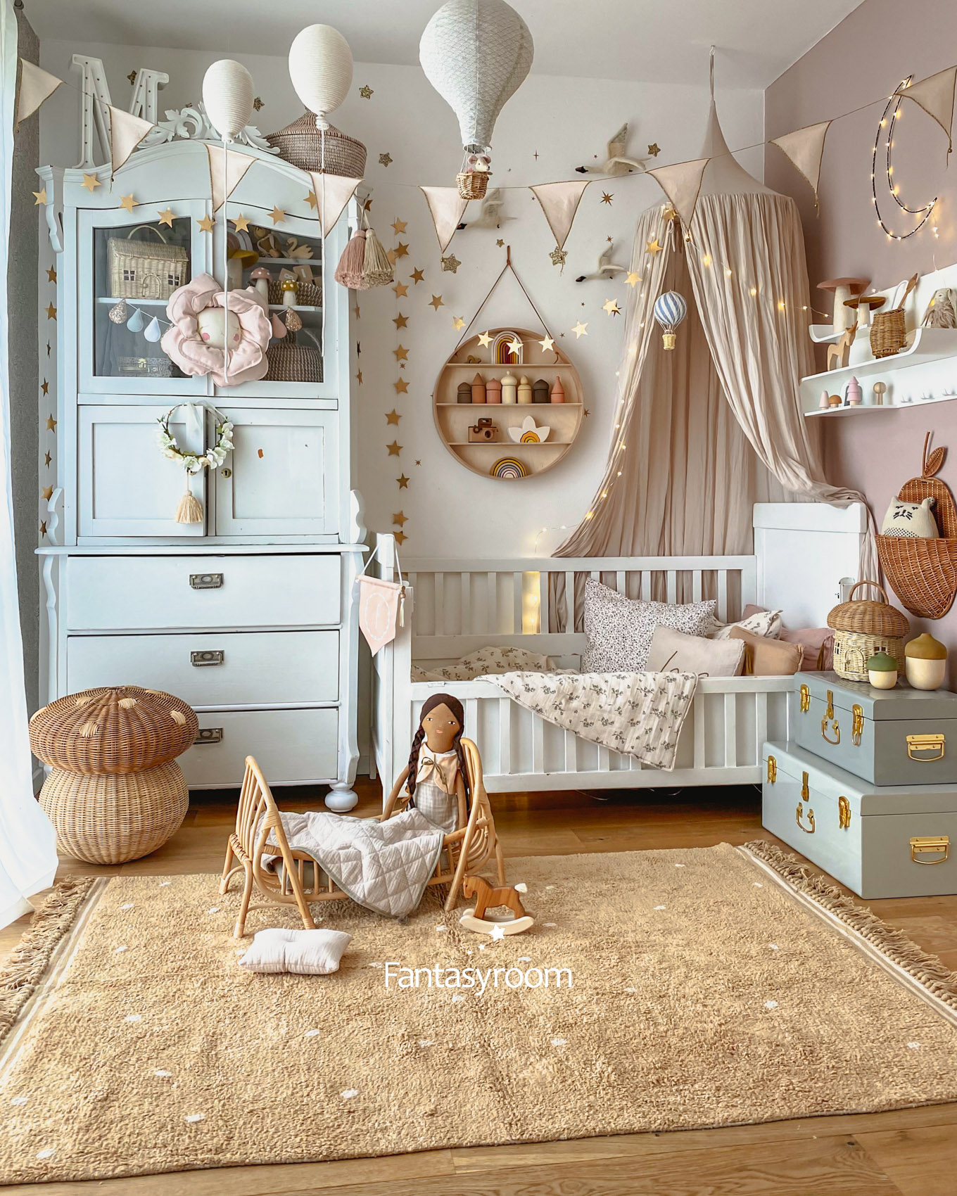 Gemütliches Mädchen Kinderzimmer in Beige und Altrosa mit Möbeln und Deko