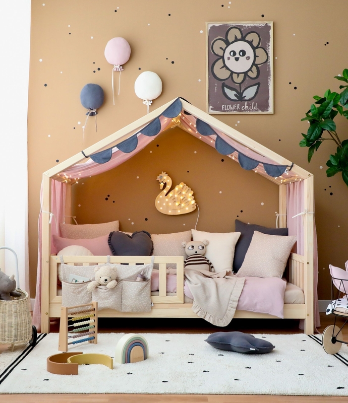 Kinderzimmer mit Hausbett &amp; Kuscheltextilien in Lila, Grau &amp; Beige
