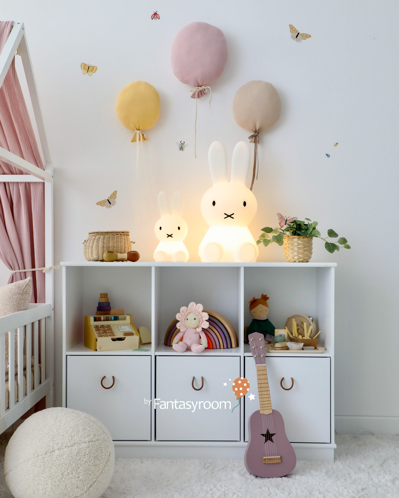 Spielzeugregal mit Miffy Lampen und Holzspielzeug