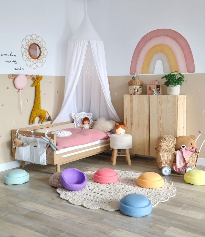Kleinkindzimmer mit Stapelsteinen &amp; Regenbogen-Deko in Pastellfarben