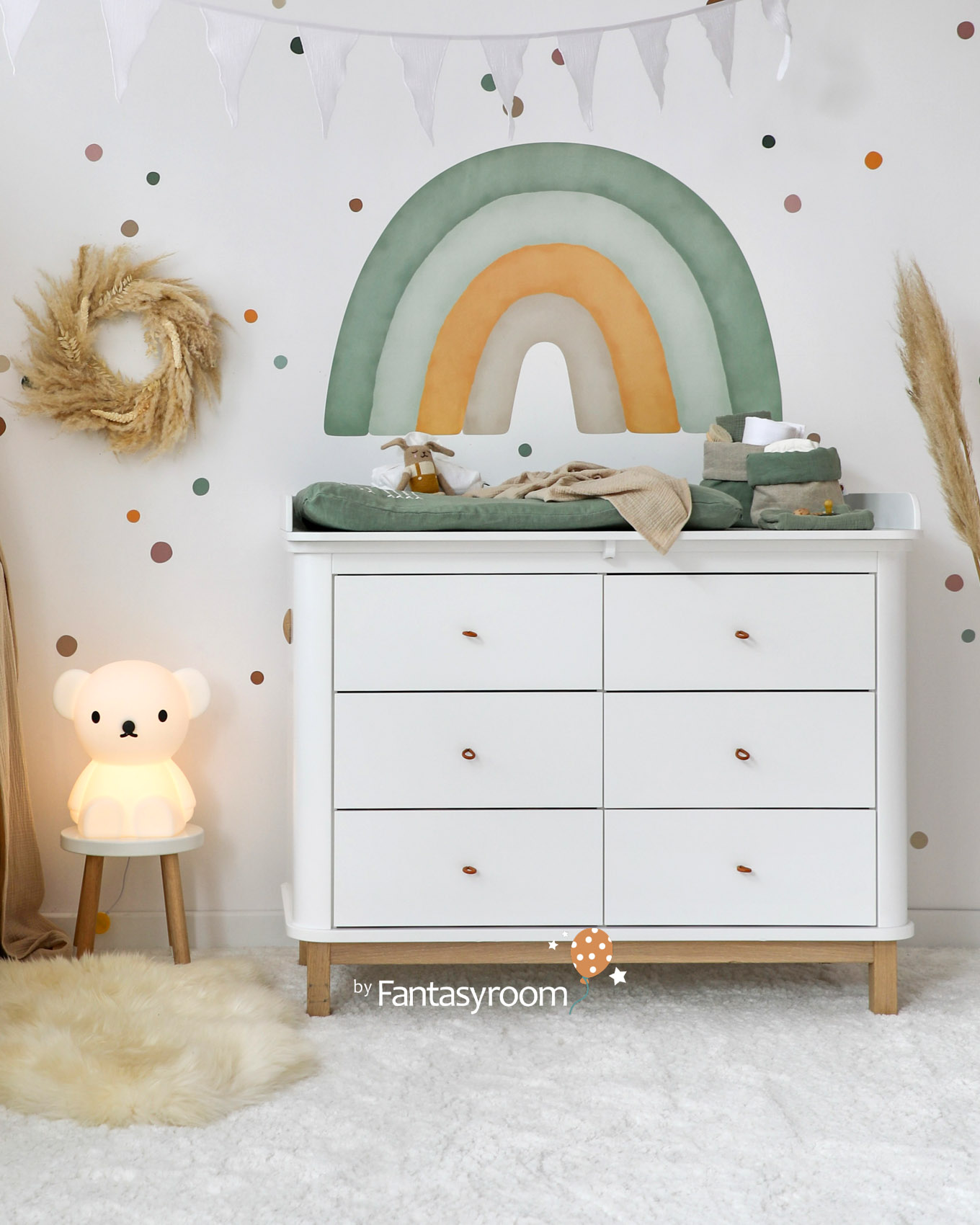 Geräumige Wickelkommode in Weiß mit breiter Wickelfläche und Wickelauflage im Babyzimmer
