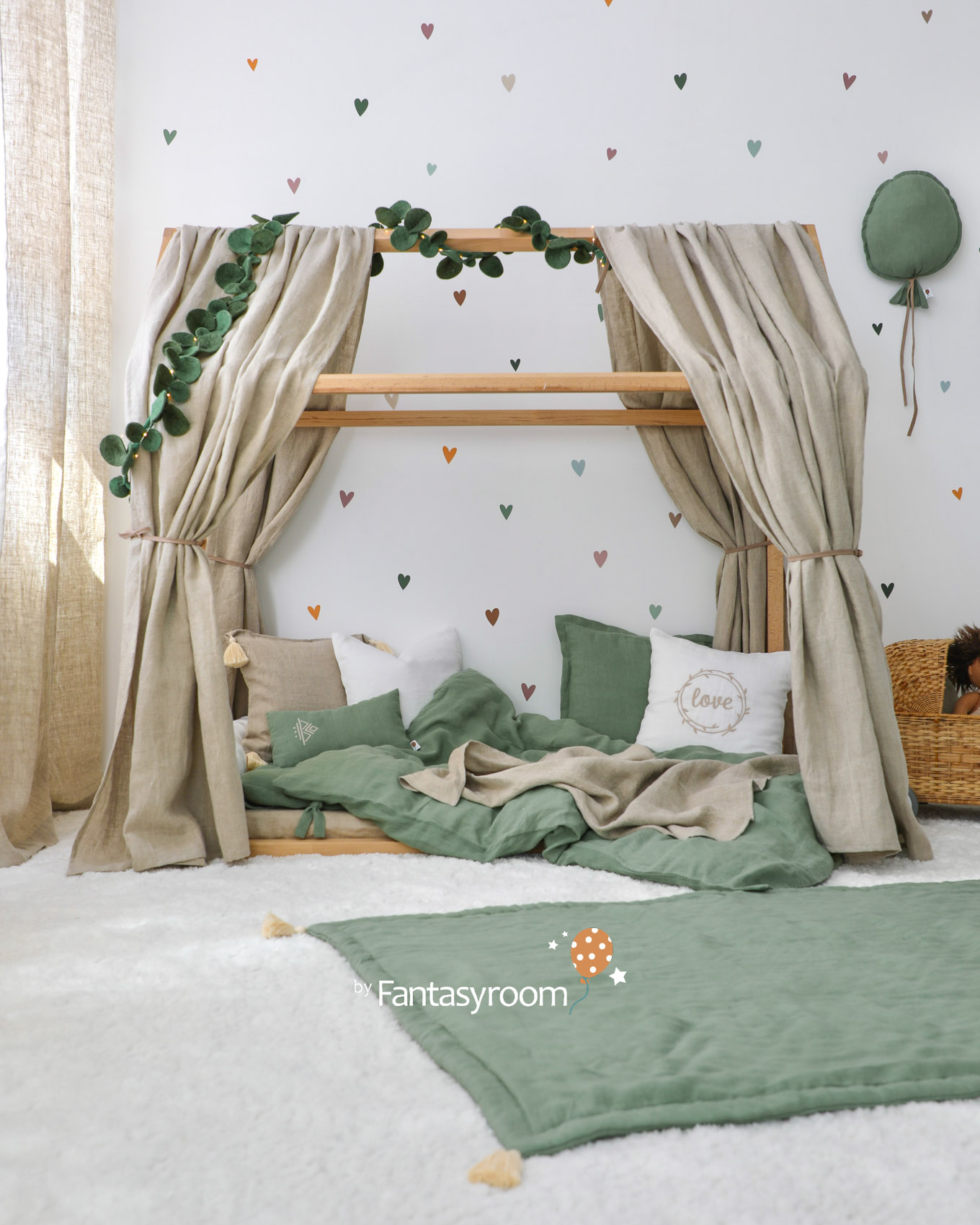 Kinderzimmer in Naturtönen mit Hausbett und Leinentextilien in Khakigrün und Beige