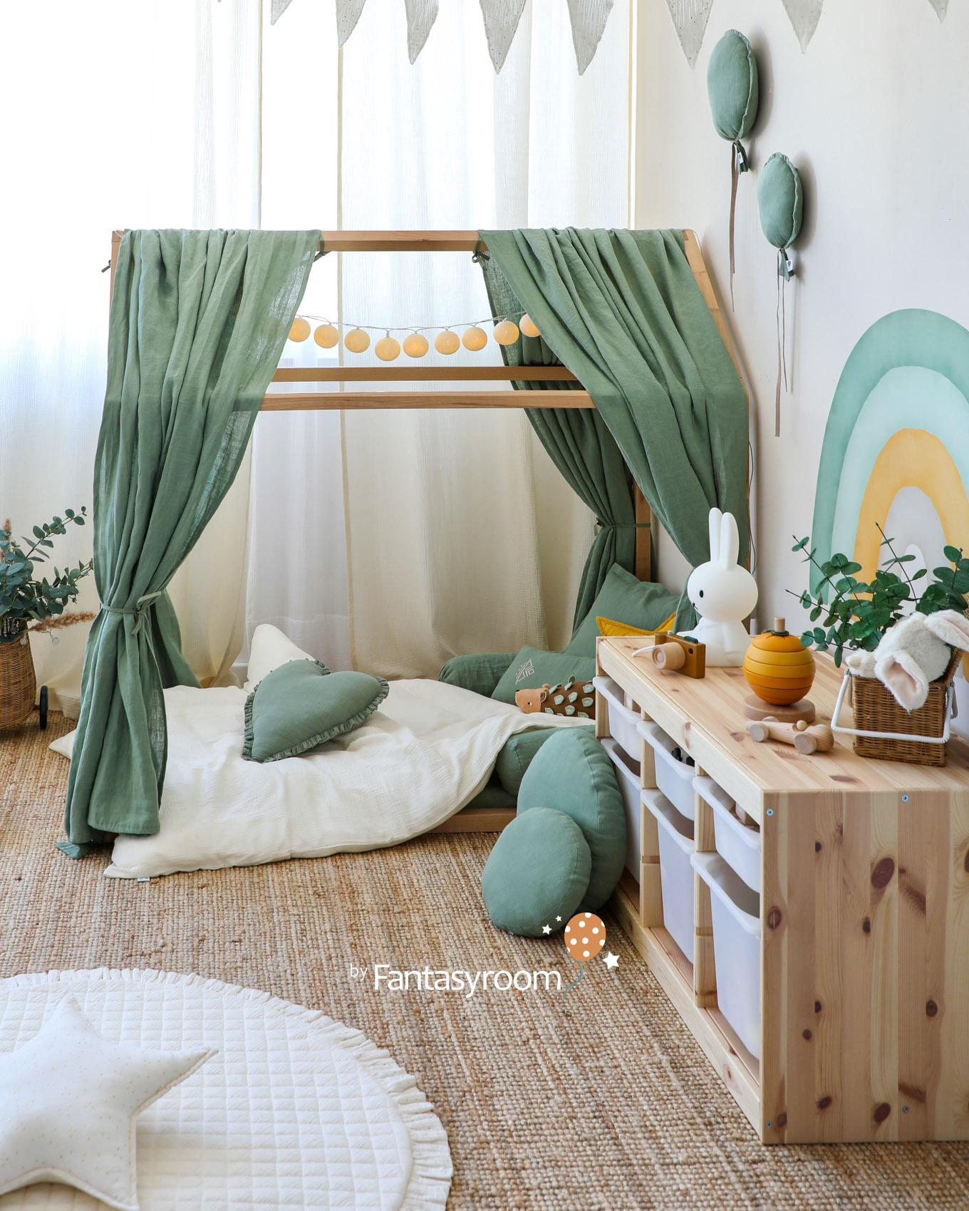 Kinderzimmer Montessori Hausbett aus massiver Buche