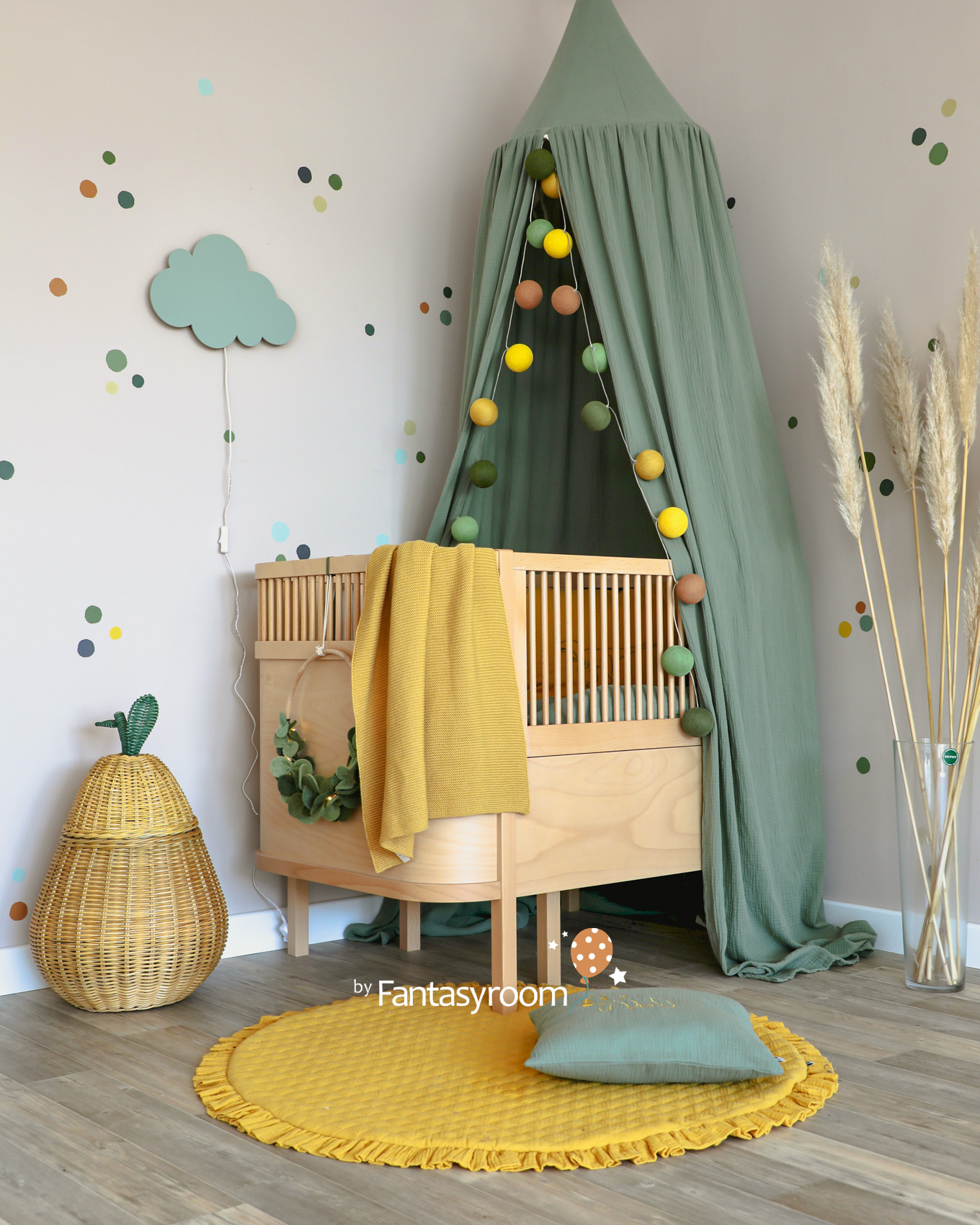 Babyzimmer mit gelber Deko und grünem Baldachin