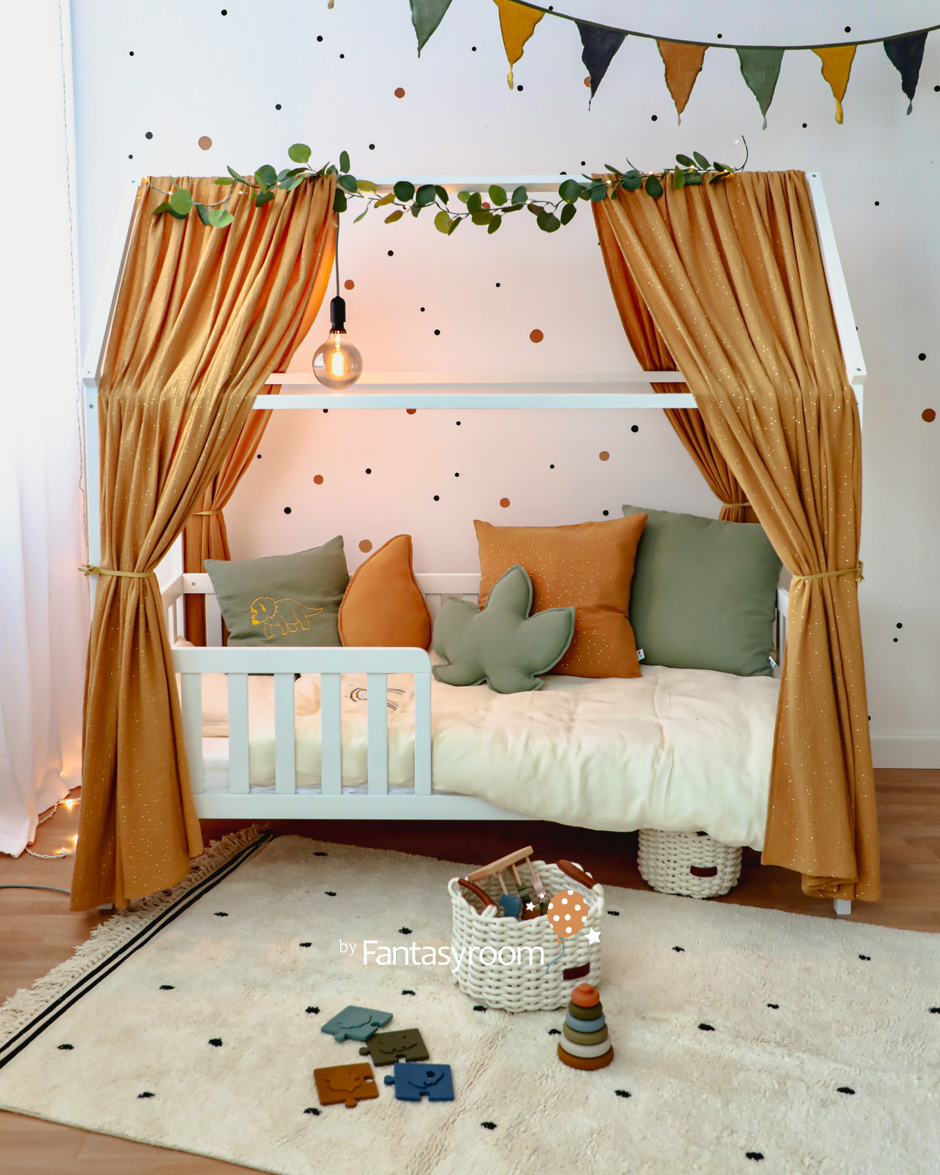 Hausbett für Kinder mit Betthimmeln und Dinokissen