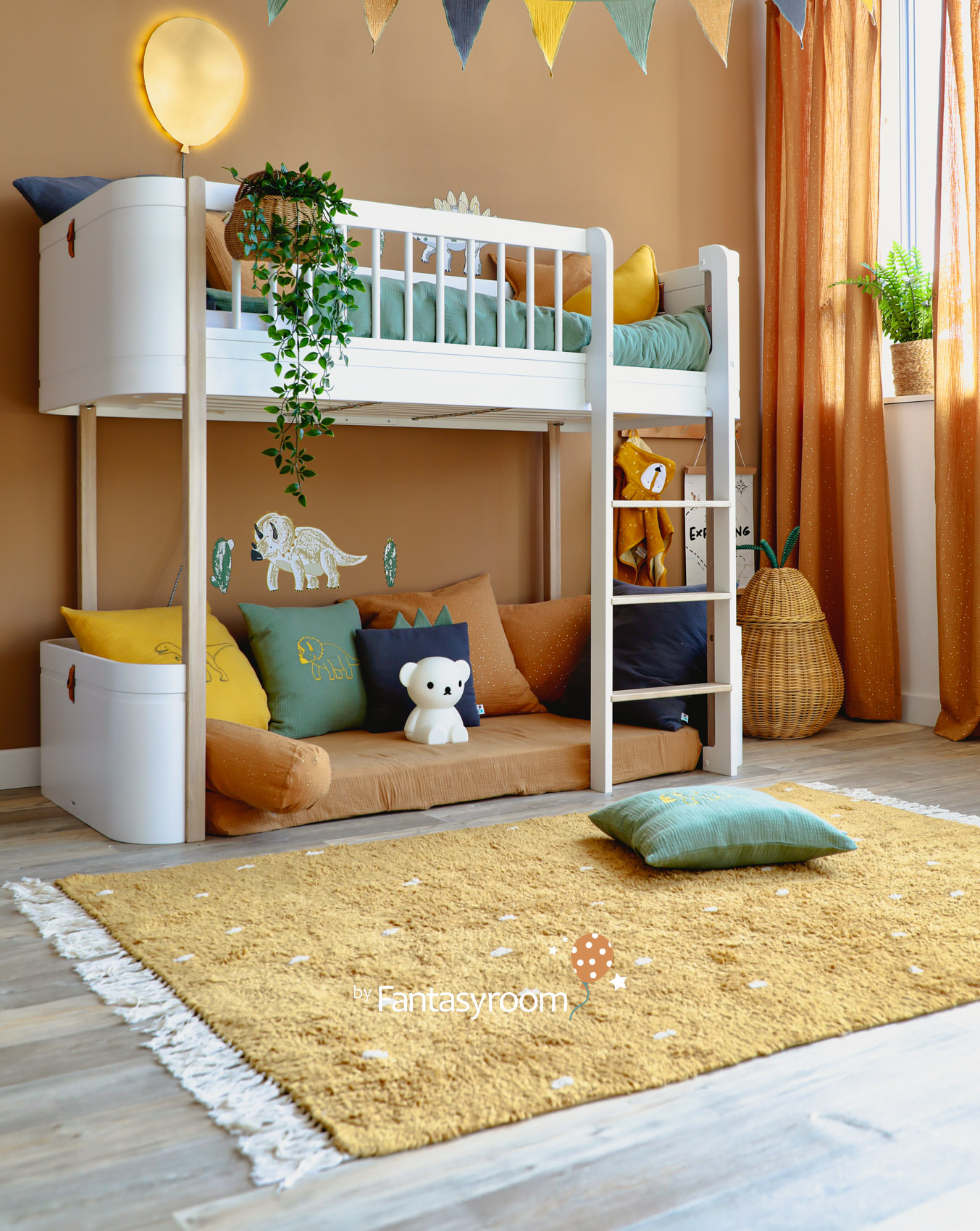 Kinder Hochbett im Dinozimmer in Braun mit gelbem Teppich