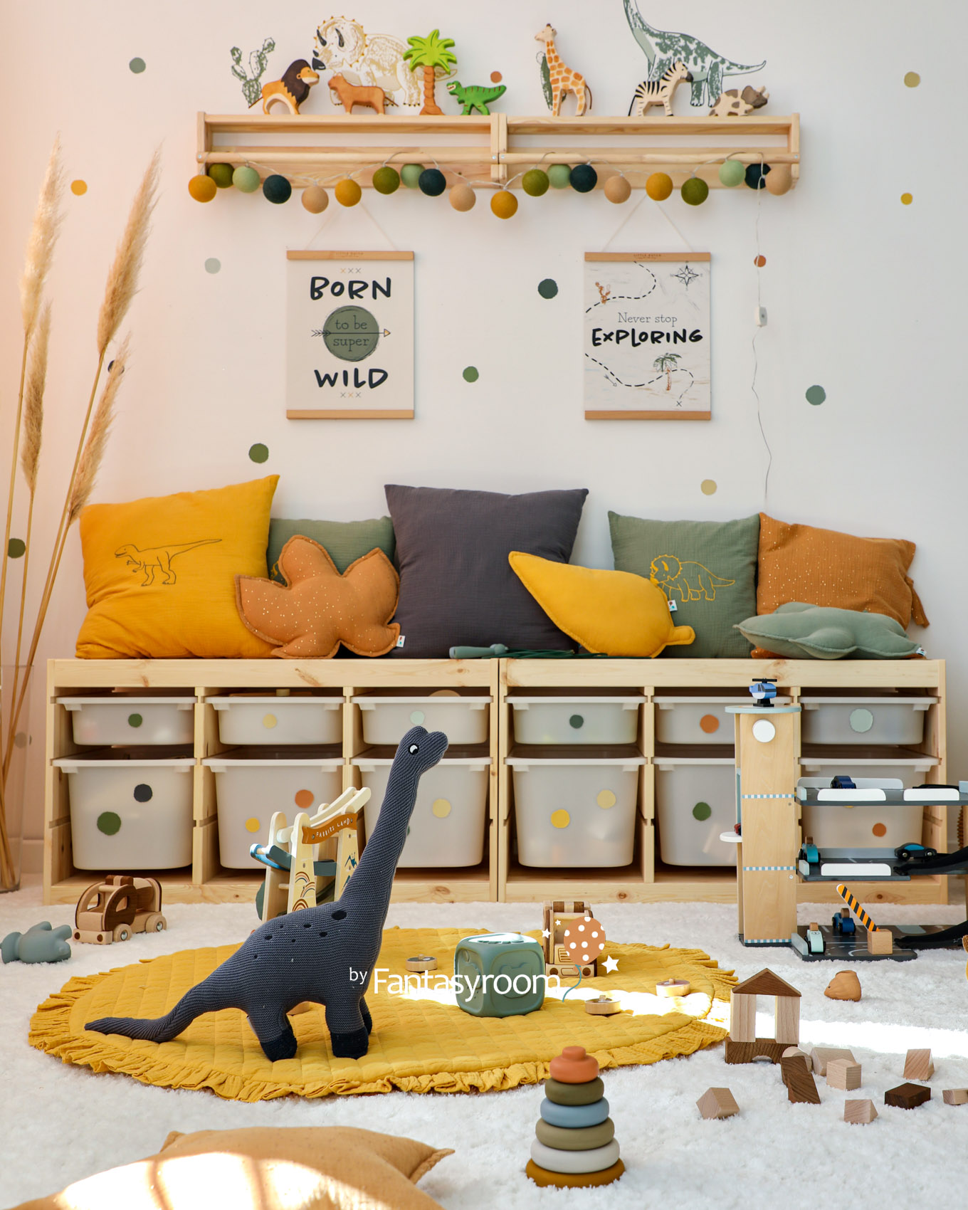Kinder Spielzimmer mit Dinos und bunten Kissen