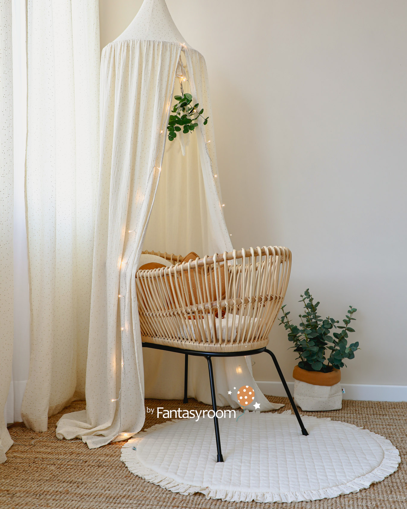 Baby Rattanwiege mit creme Betthimmel, Spielmatte und cremefarbenen Wänden