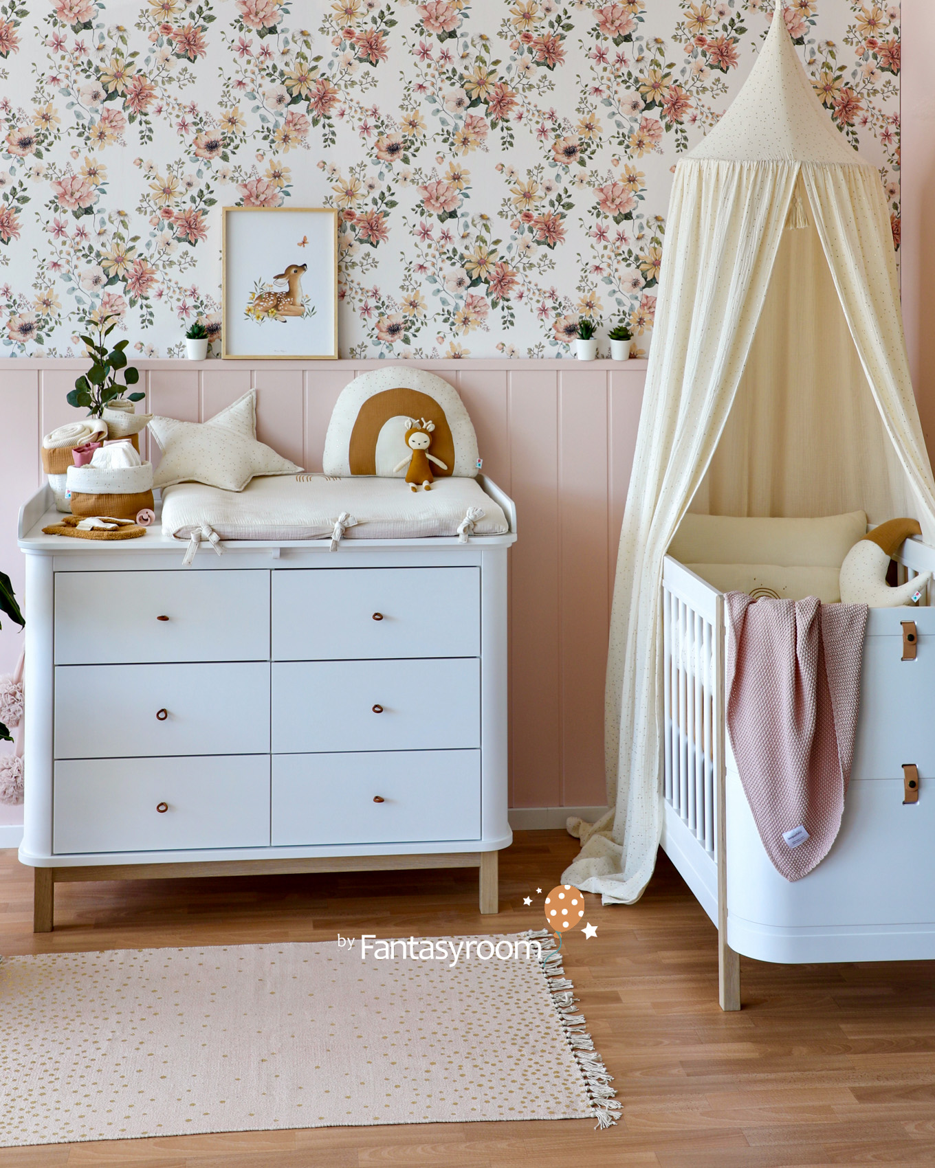 Babyzimmer in Creme, Altrosa und Weiß mit Blumentapete und Babymöbeln