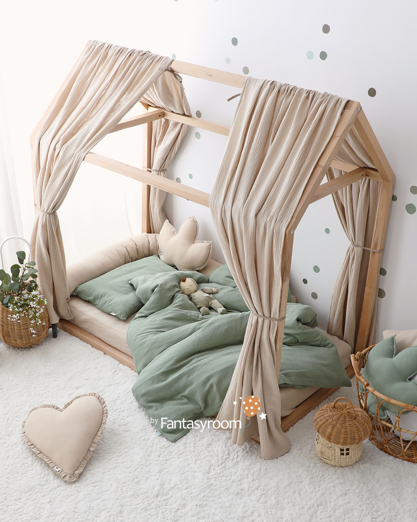 Montessori Hausbett 70x140cm mit Musselin Betthimmeln 