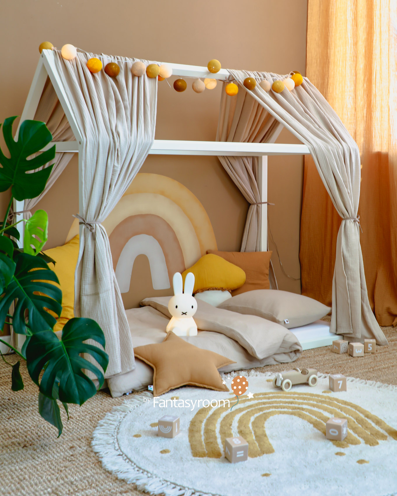 Kinder Hausbett mit Betthimmeln in Beige und Deko in Camel und Senfgelb