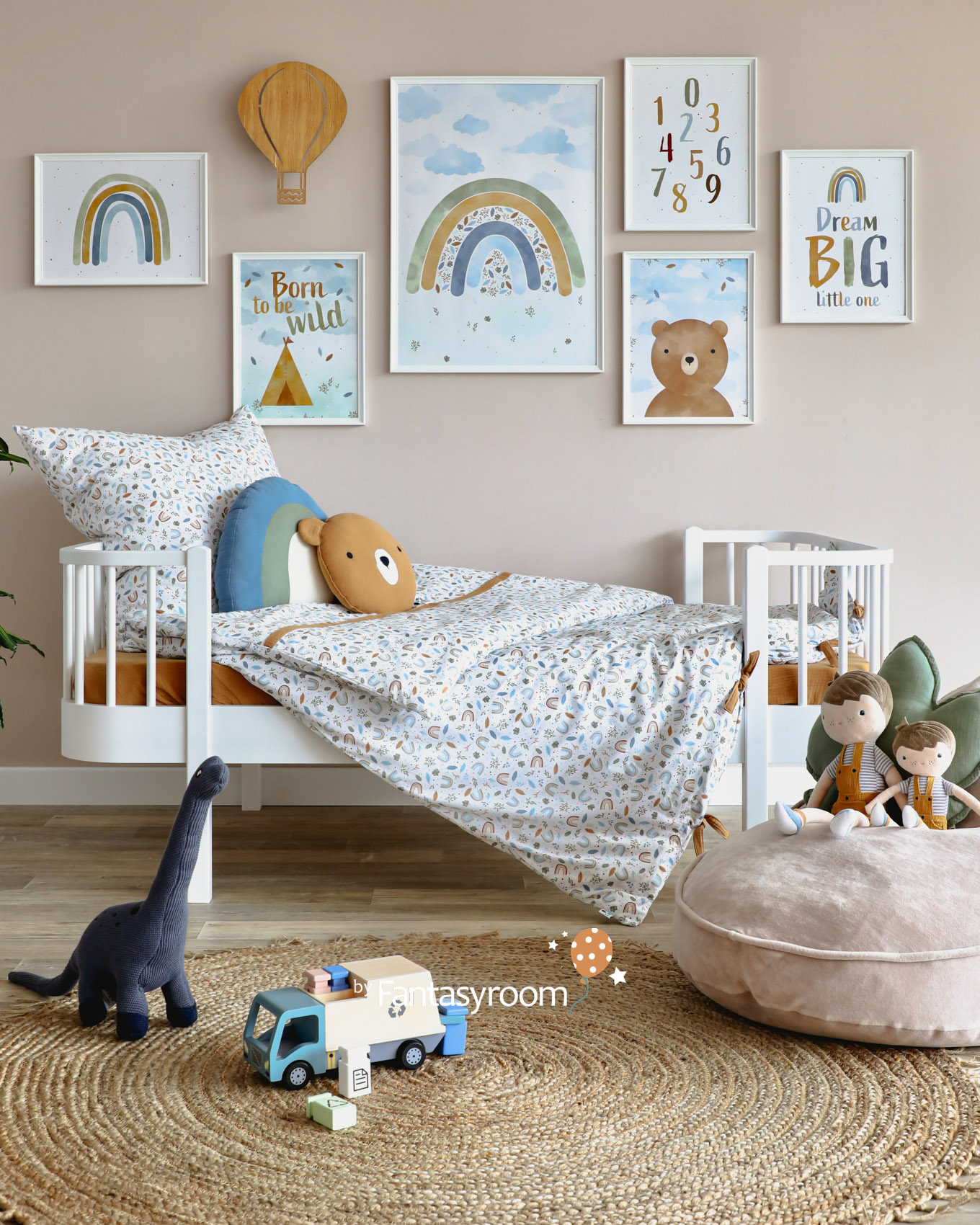 Kinderbett mit Regenbogen Bettwäsche und bunten Kinderpostern