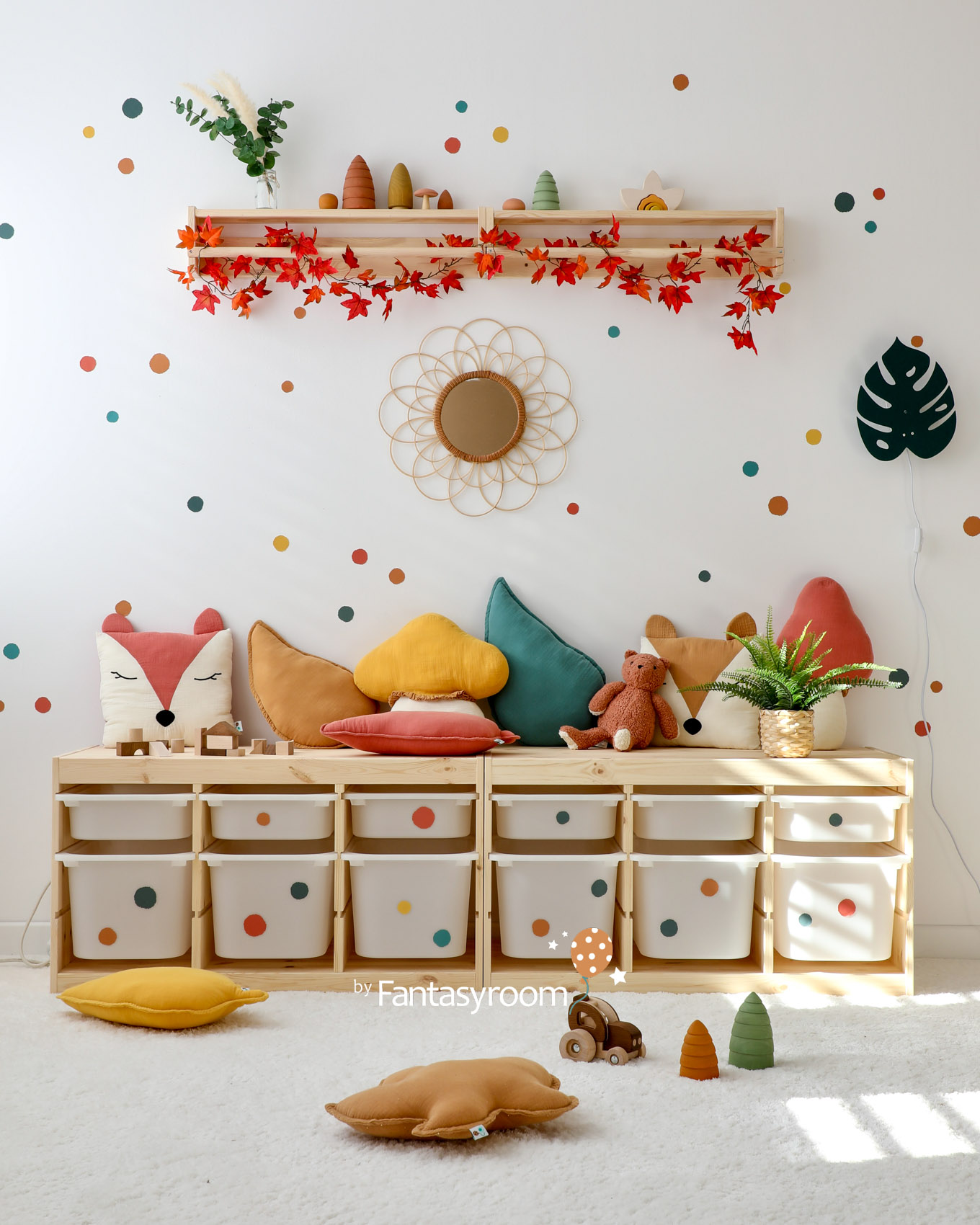 Bunte Kinder Spielecke mit Punktestickern, Kissen und Spielzeug