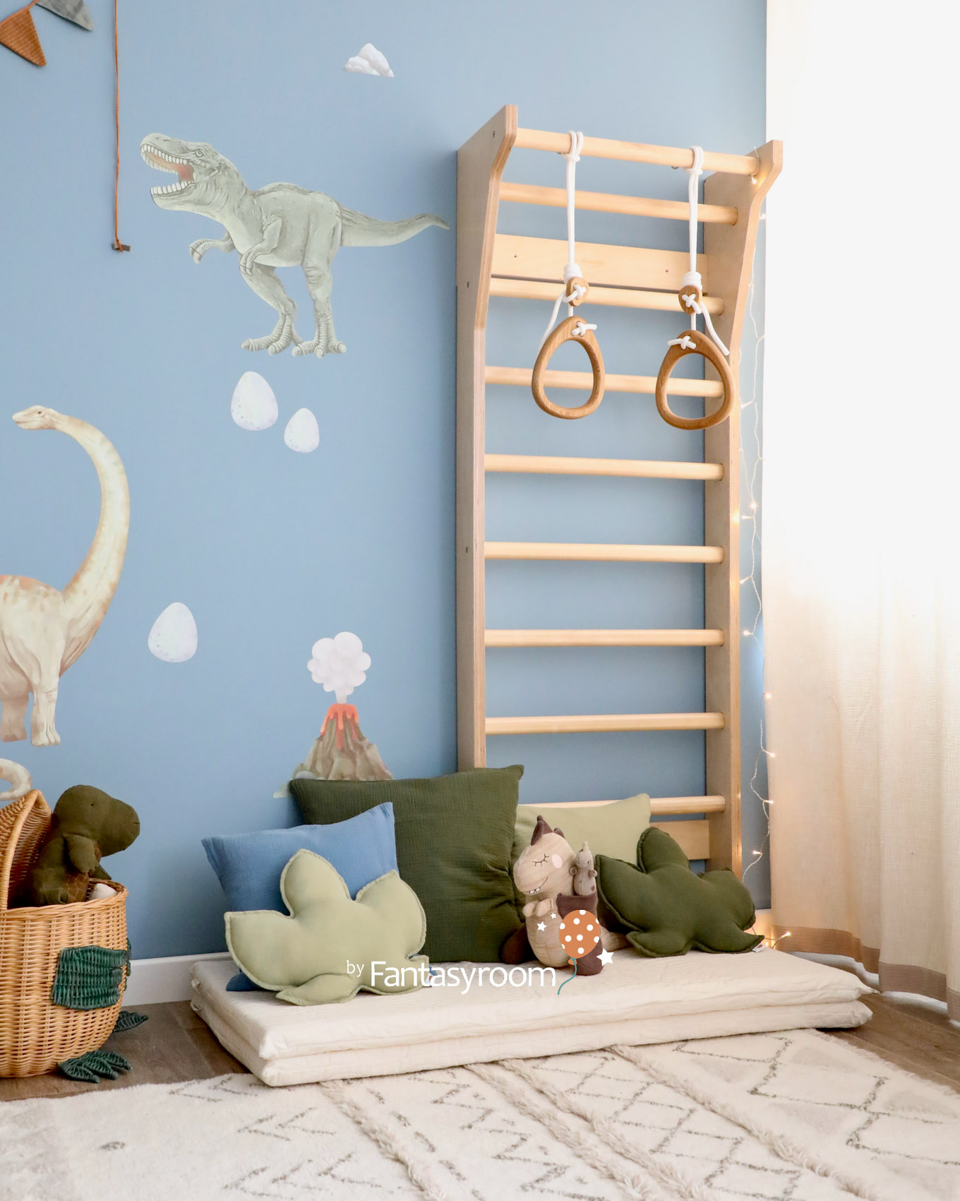 Kinder Spielzimmer in Blau mit Dinos, Sprossenwand und Spielmatratzen