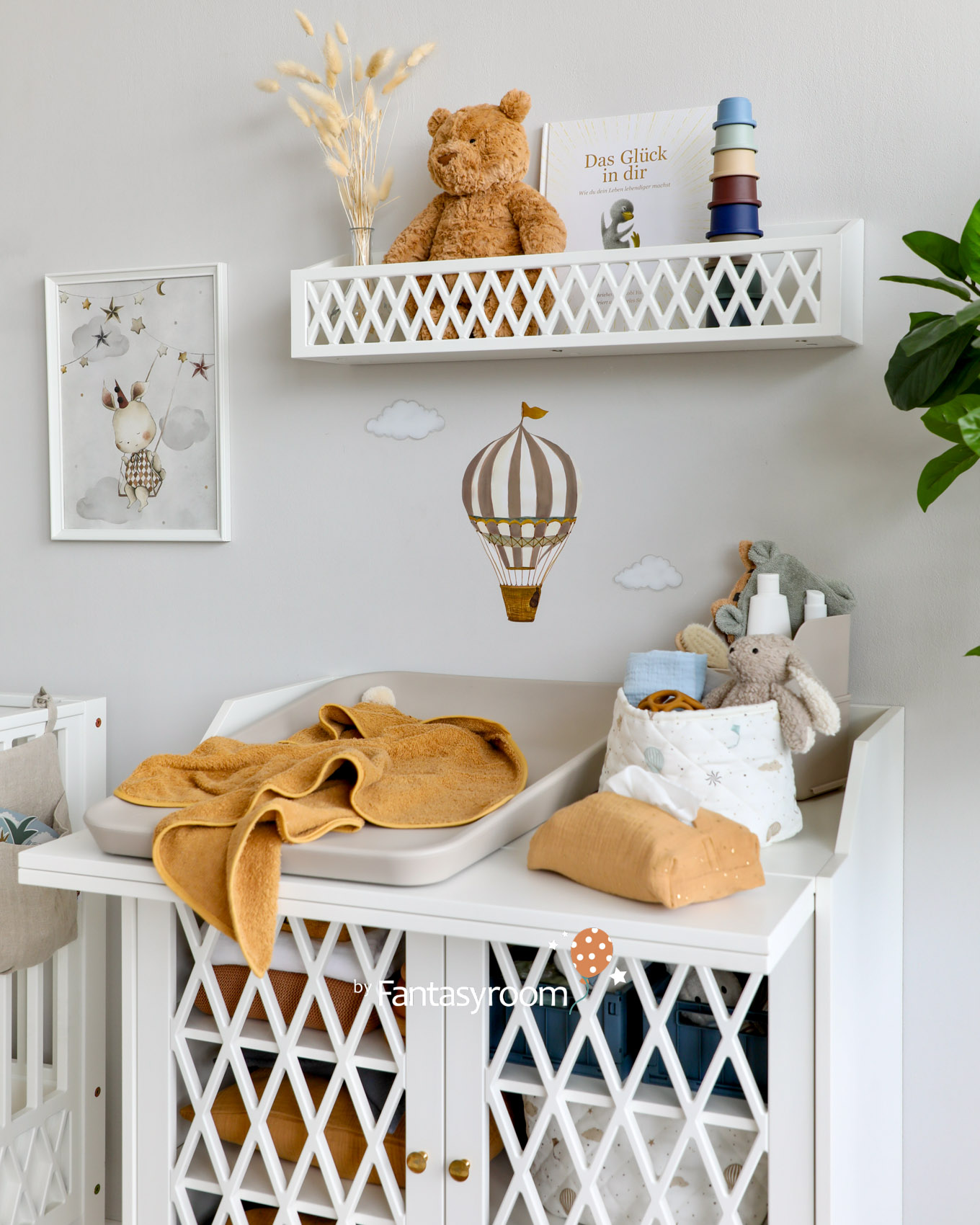 Wickelkommode mit Leander Wickelauflage Matty und Aufbewahrung im Babyzimmer