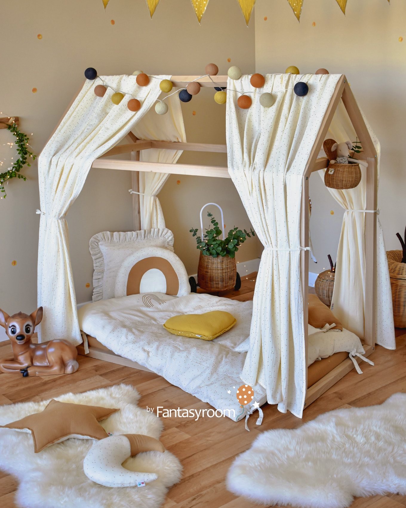 Montessori Kinderbett und Hausbett mit Kinderbettwäsche in 100x135cm