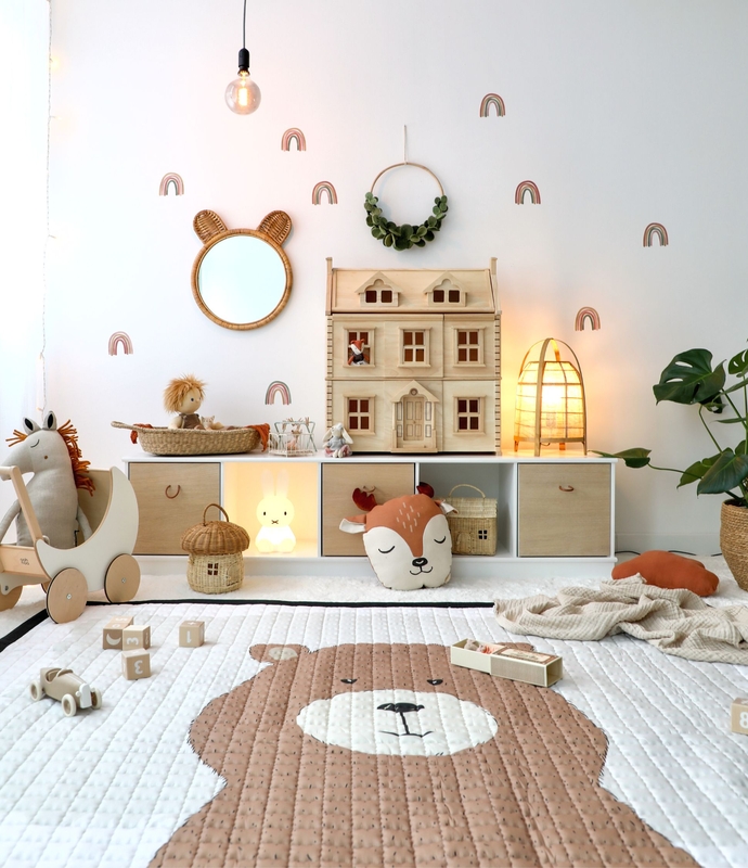 Spielzimmer mit Plantoys Puppenhaus, Pferdestall &amp; Bärenspielmatte