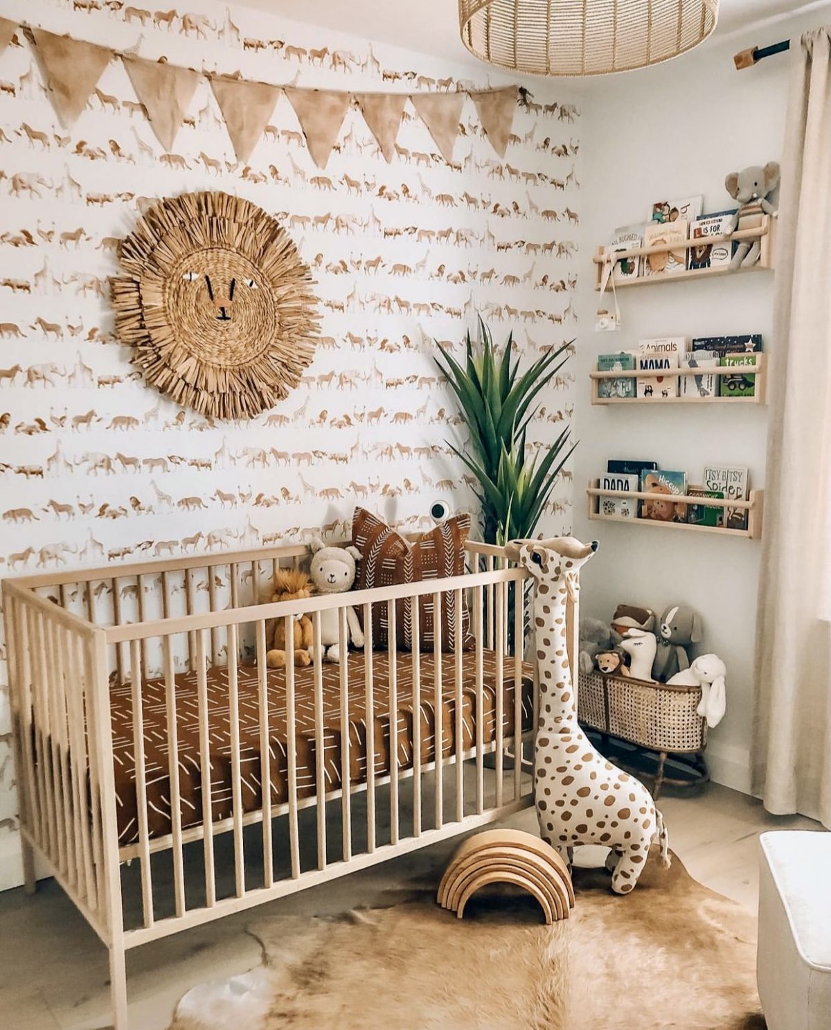 Babyzimmer im Boho Stil mit Holzbett & Deko aus Naturmaterialien
