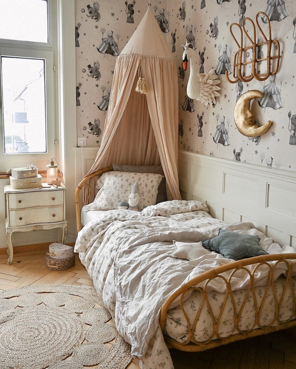 Boho Kinderzimmer mit Rattanbett & Musselin Bettwäsche