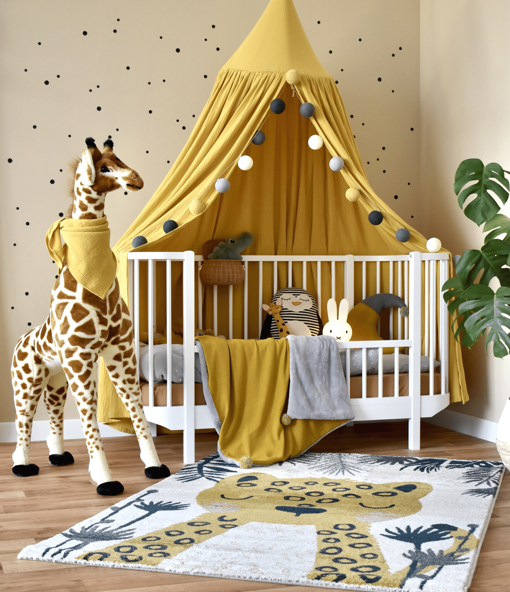 Kleinkindbett von Oliver Furniture mit Tieren & senfgelber Deko online  kaufen