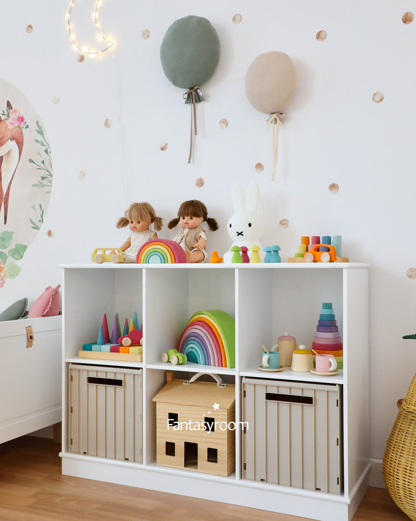 Spielzeugregal von Oliver Furniture als Aufbewahrung von Holzspielzeug und Puppen