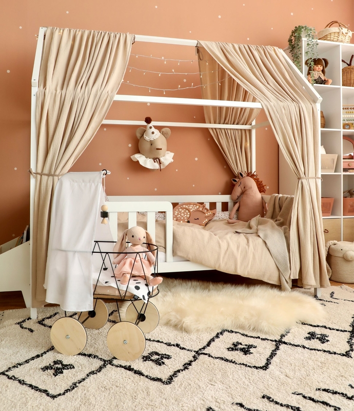 Kinderzimmer in Altrosa/Beige mit Hausbett &amp; Spielecke
