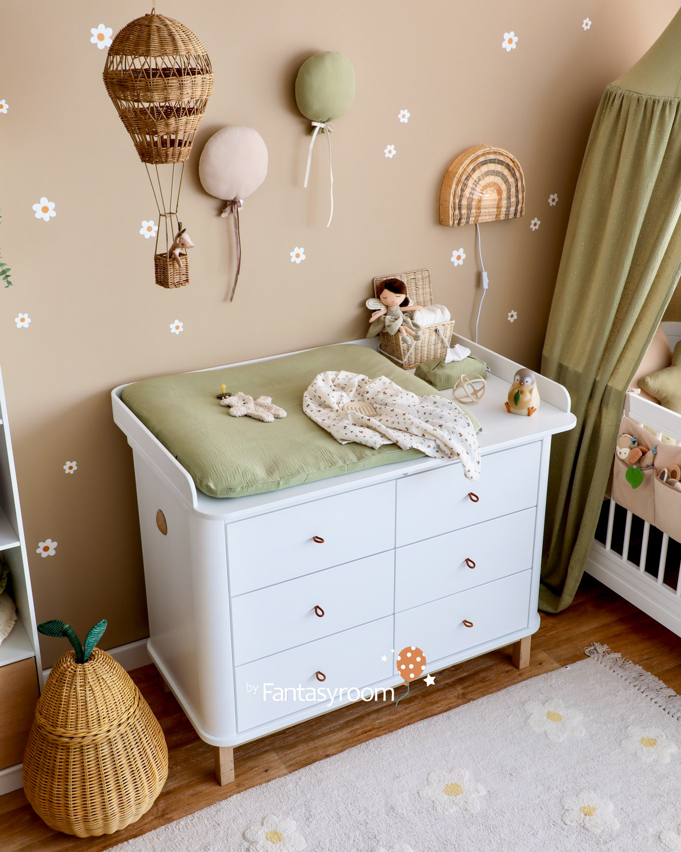 Wickelkommode mit Auflage, Aufbewahrung, Lampe und Deko