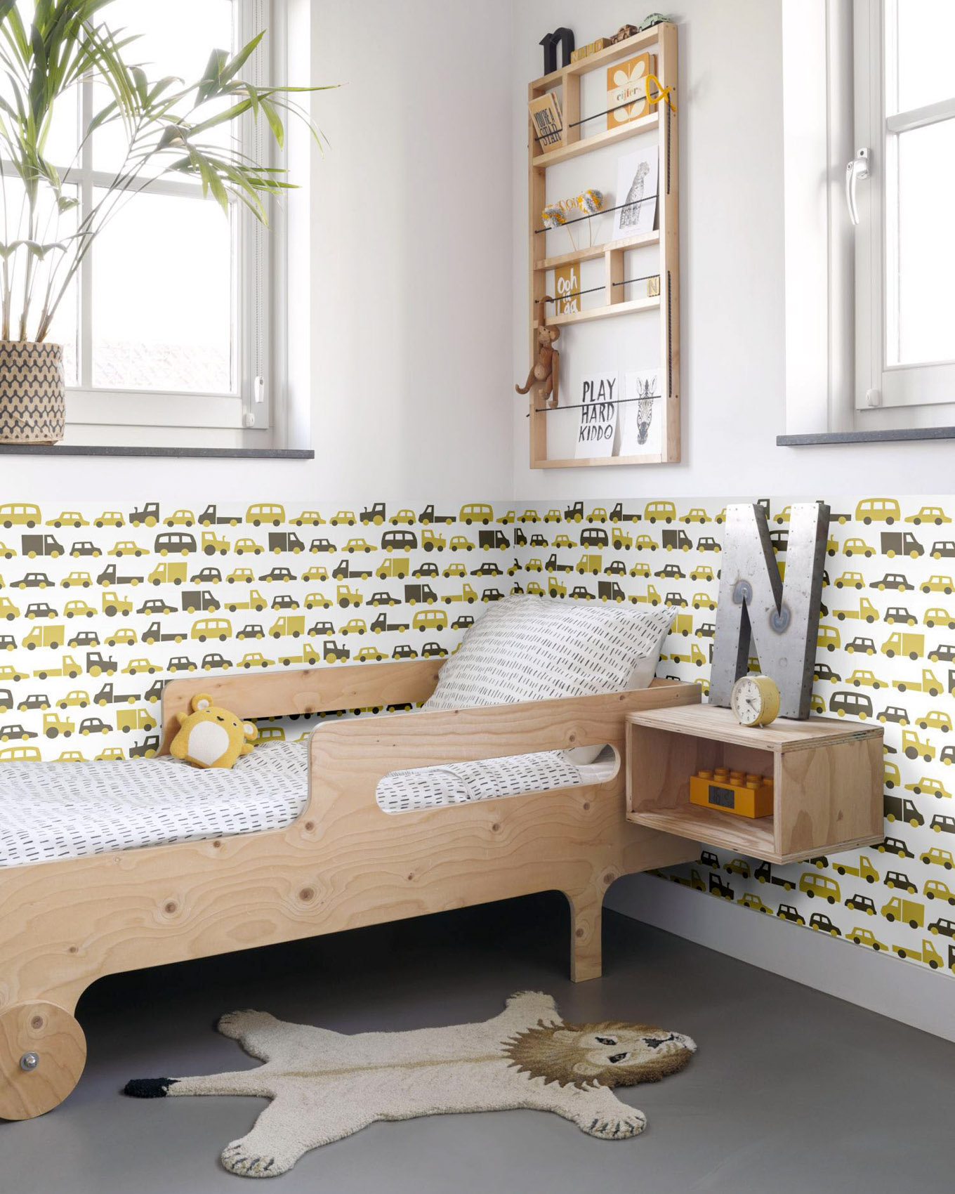 Halbhoch tapezierte Wand mit Autotapete im Jungen Kinderzimmer
