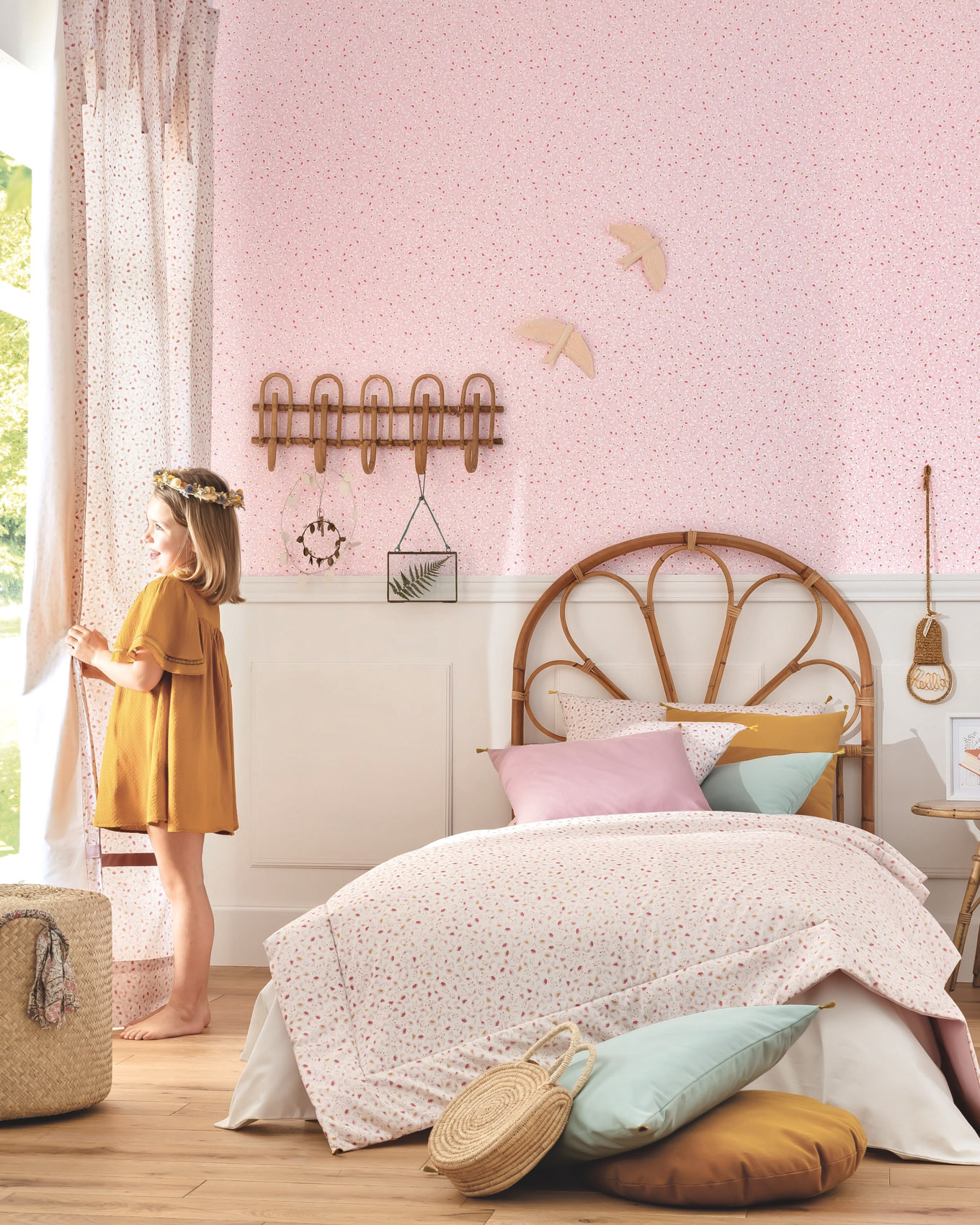 Rosa Blumen Tapeten von Caselio im Kinderzimmer für Mädchen