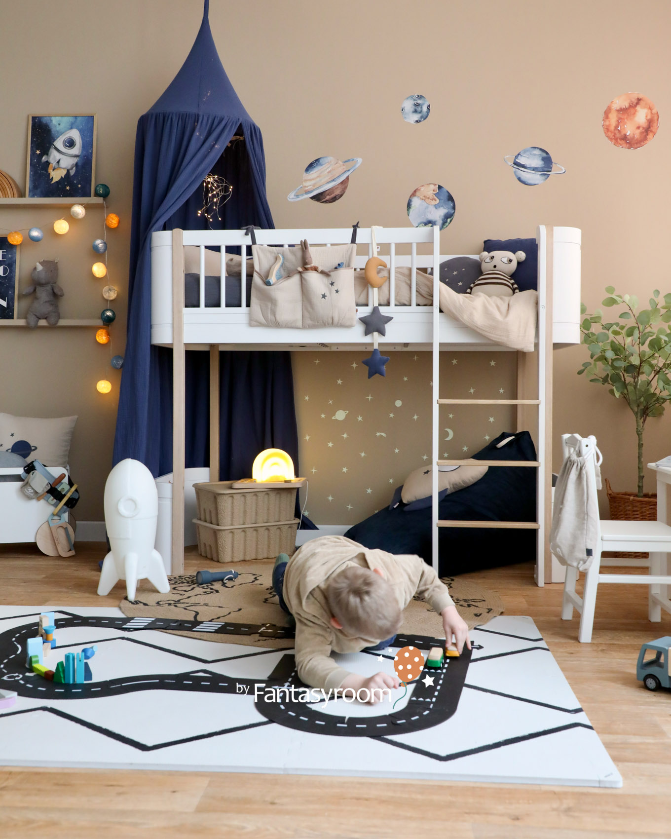 fantasyroom-kinderzimmer-weltall-dinkiballoon-hochbett-blau-beige-2402-6Z8A5344