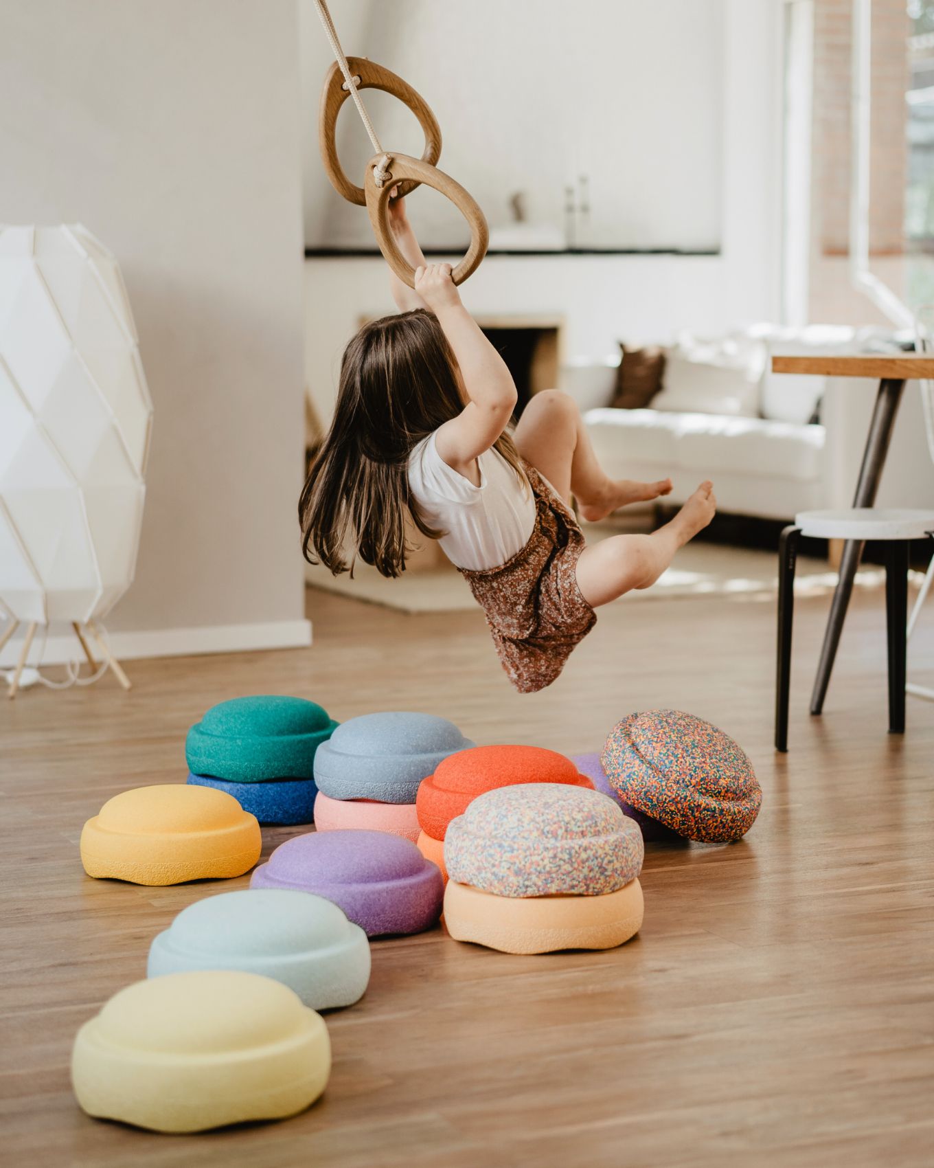 Bewegungsspielzeug für Kinder: Stapelsteine, Turnringe, Schaukeln