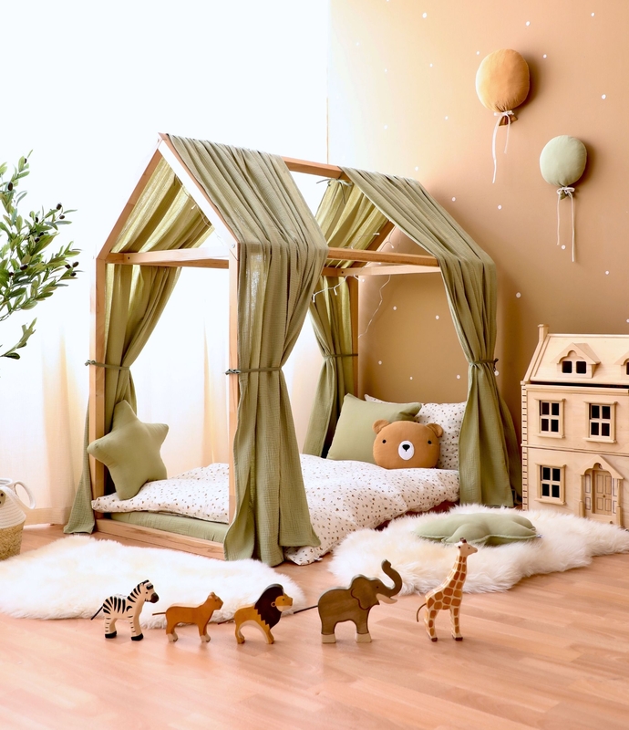 Montessori Hausbett für Kleinkinder mit Musselindeko in Hellgrün/Creme