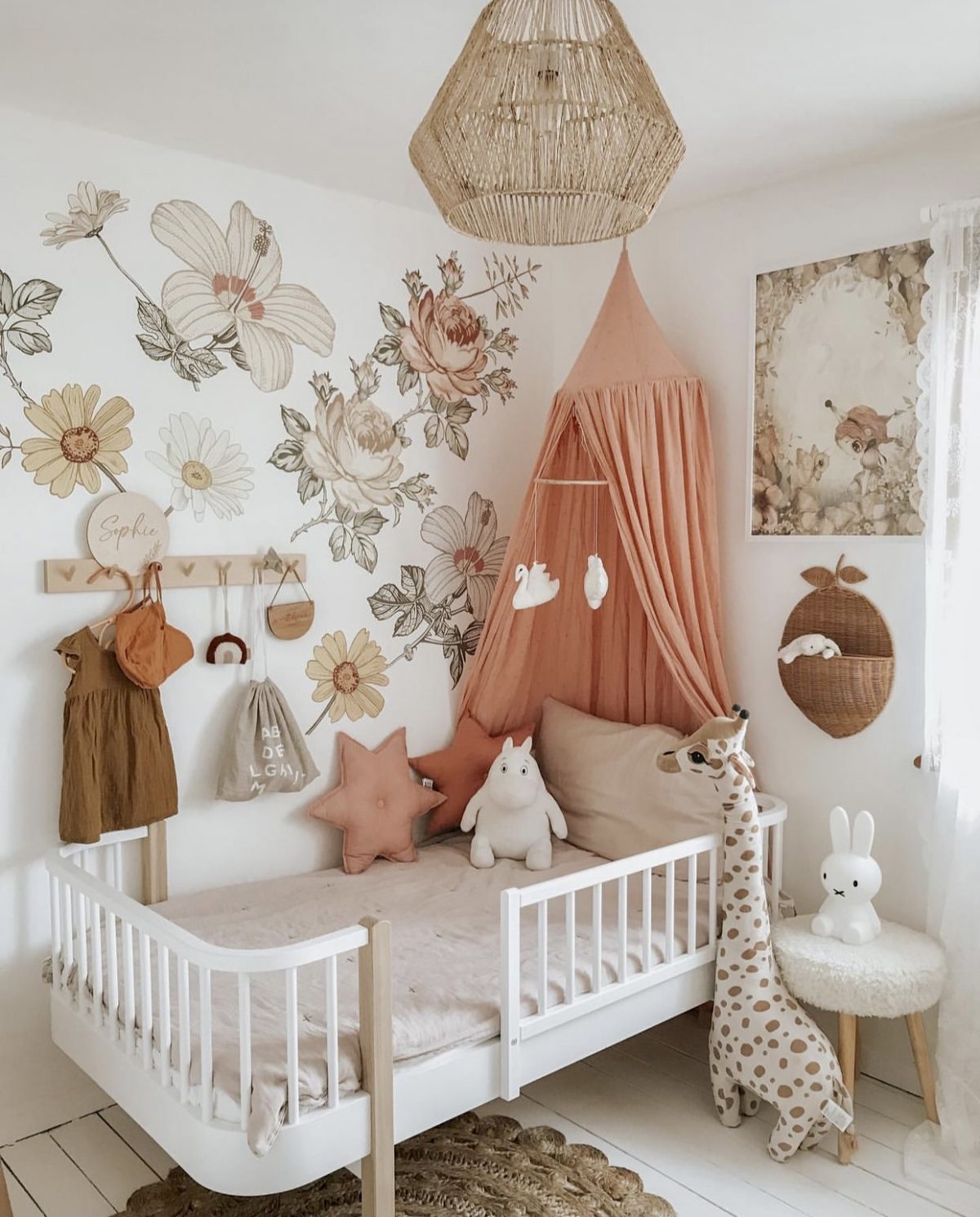 Boho Kinderzimmer in warmen Farben mit Blumentapete