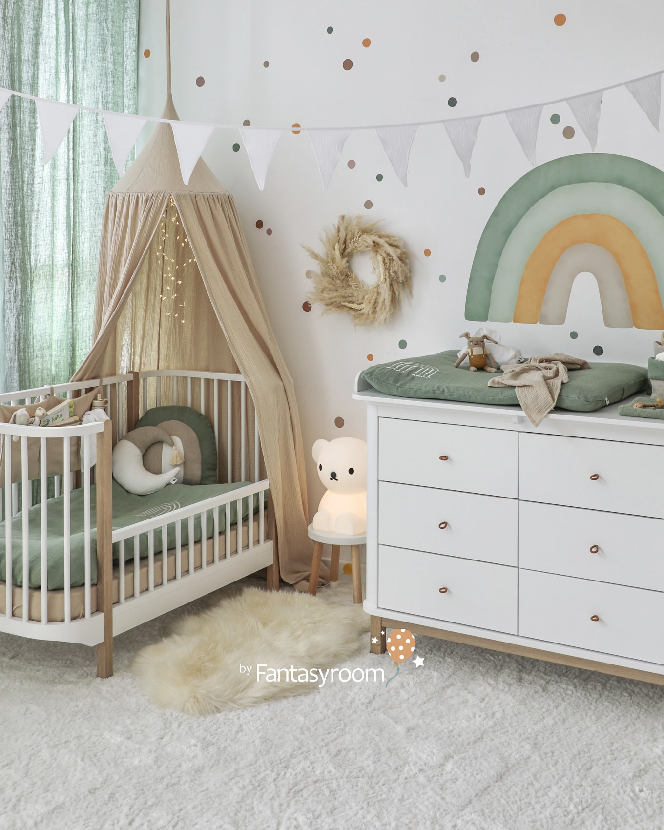 Babyzimmer und Kleinkindzimmer mit Bett, Wickelkommode und Textilien in Naturfarben Beige und Khakigrün