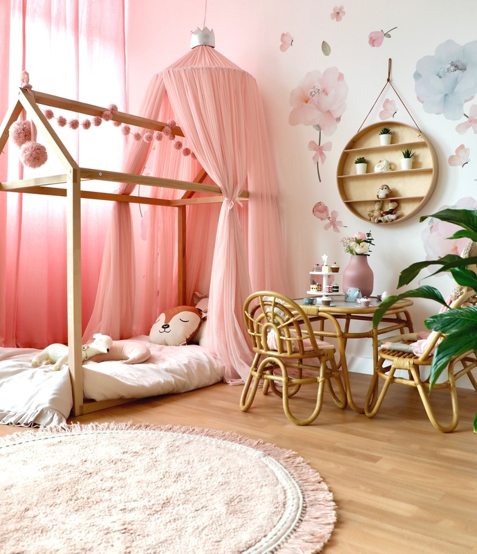 Kinderzimmer mit Hausbett und Rattan-Deko