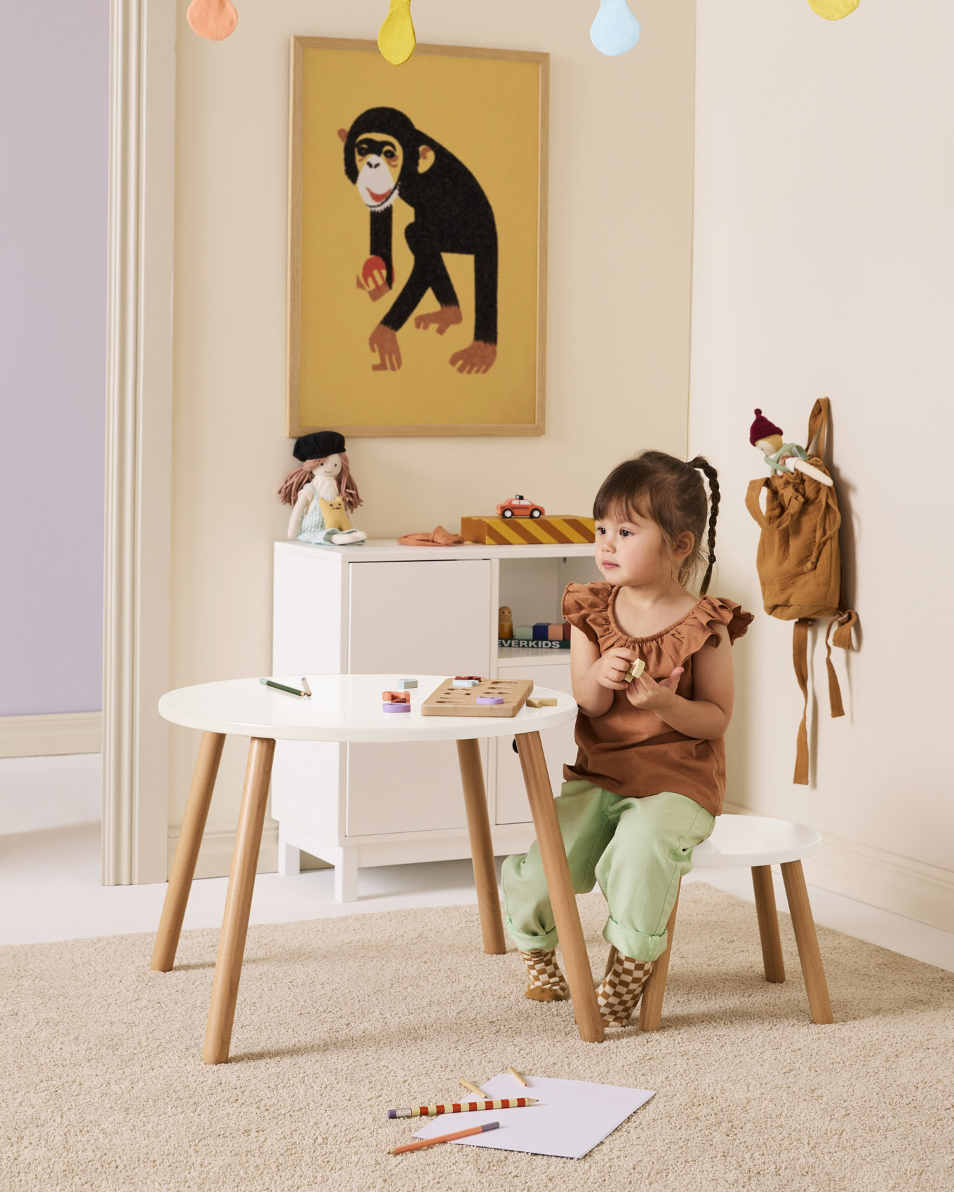 kids-concept-1000874-kindertisch-stuhl-weiss-natur-2501