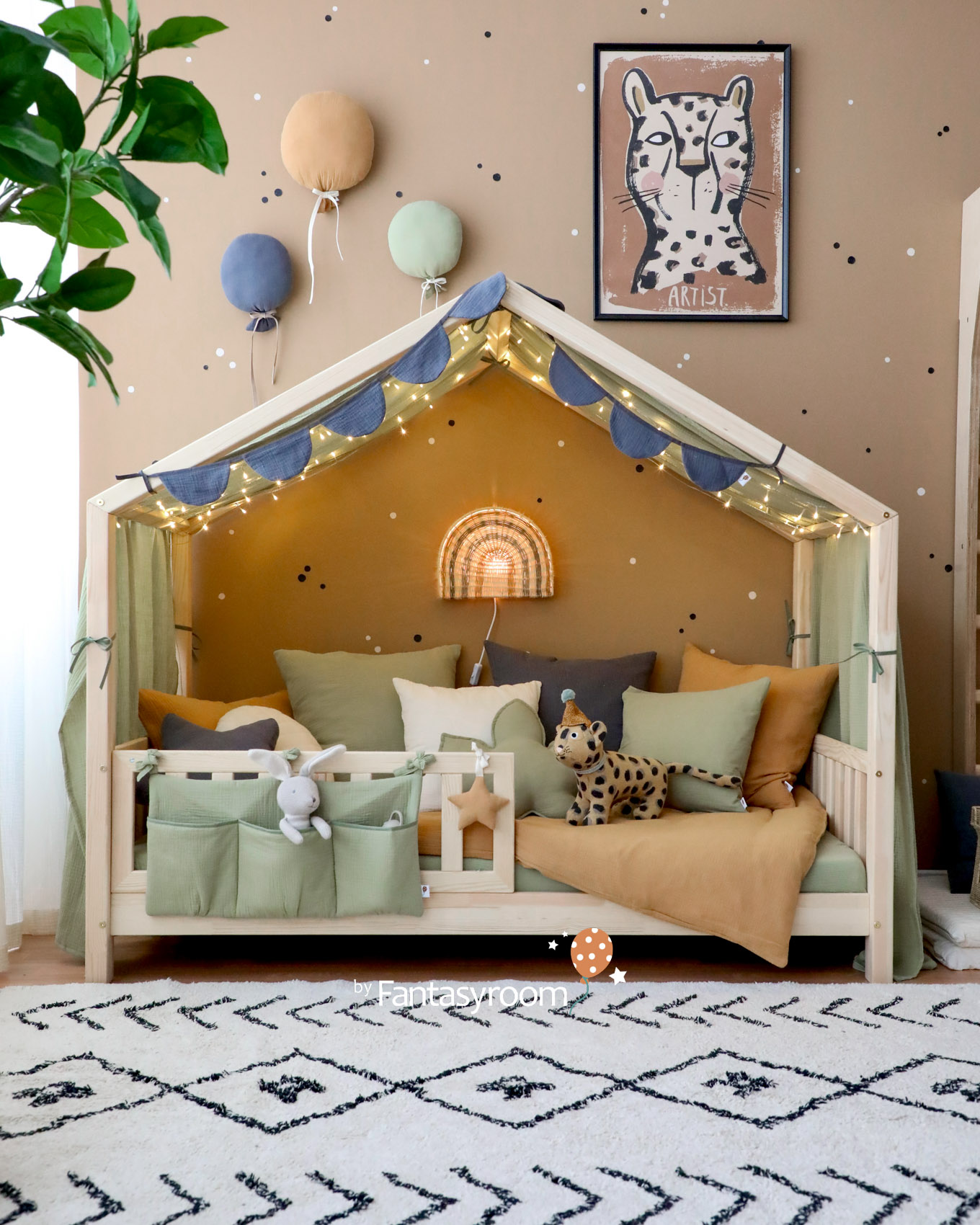 kinderzimmer-hausbett-gruen-braun-dinki-balloon-fantasyroom-2403-6Z8A9361-2