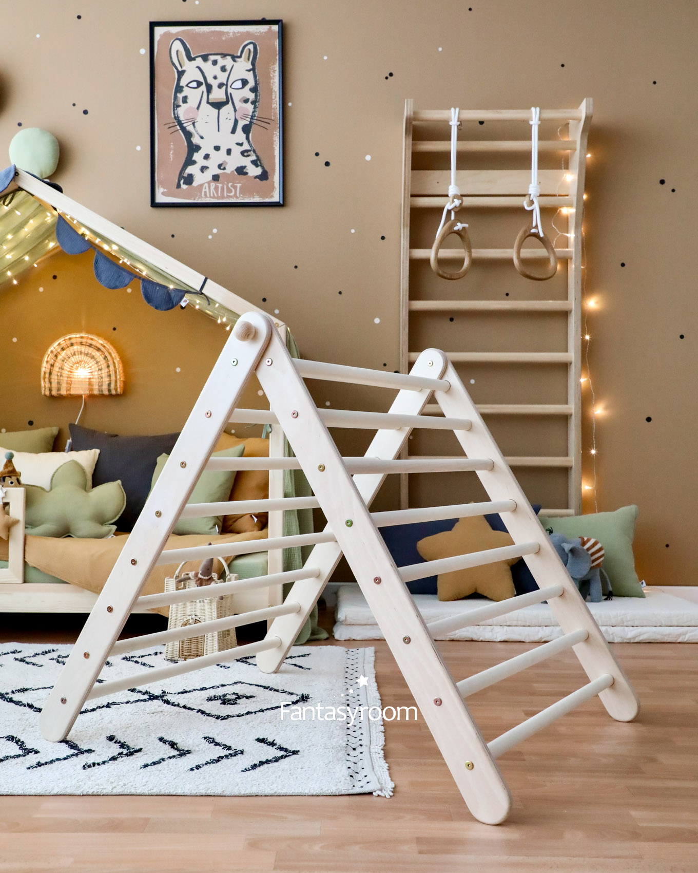 Kletterdreieck und Sprossenwand im Kinderzimmer
