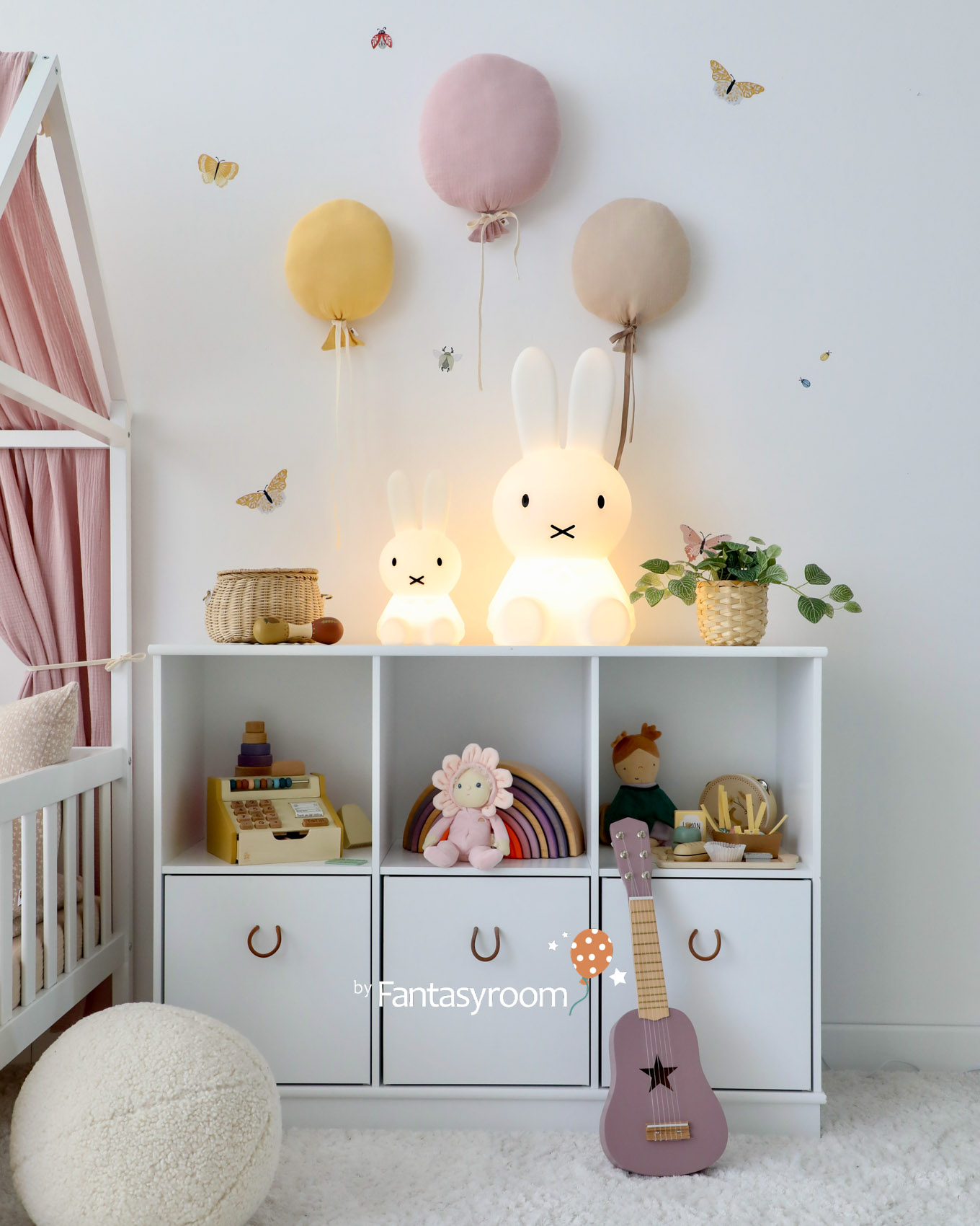 kinderzimmer-hausbett-lila-weiss-beige-gelb-dinki-balloon-2403-6Z8A7725-2