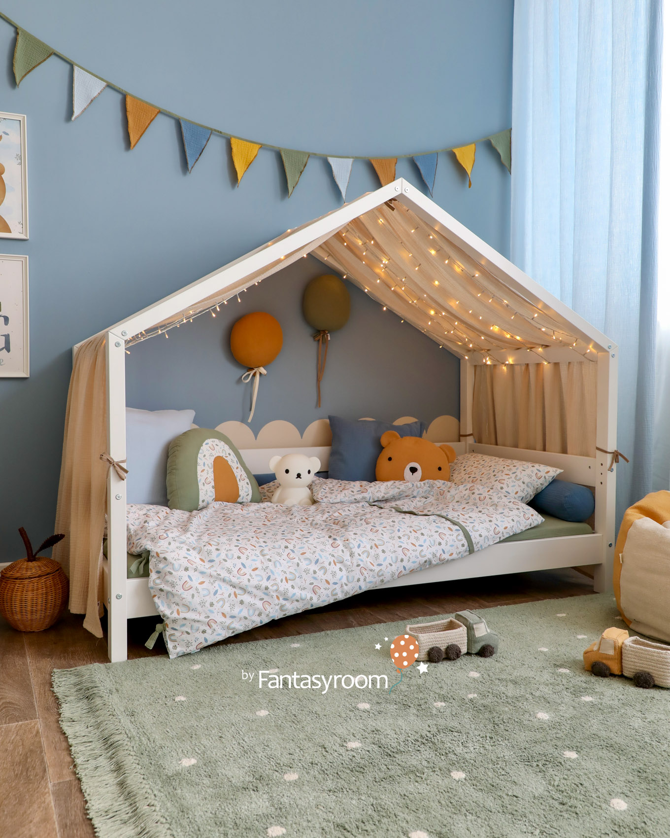 kinderzimmer-junge-regenbogen-blau-gruen-hausbett-dinki-balloon-2307-6Z8A1894