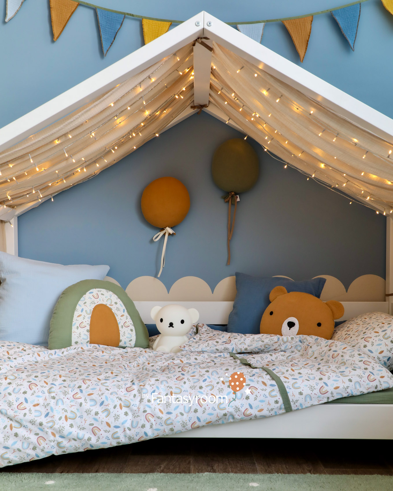 kinderzimmer-junge-regenbogen-blau-gruen-hausbett-dinki-balloon-2307-6Z8A1911