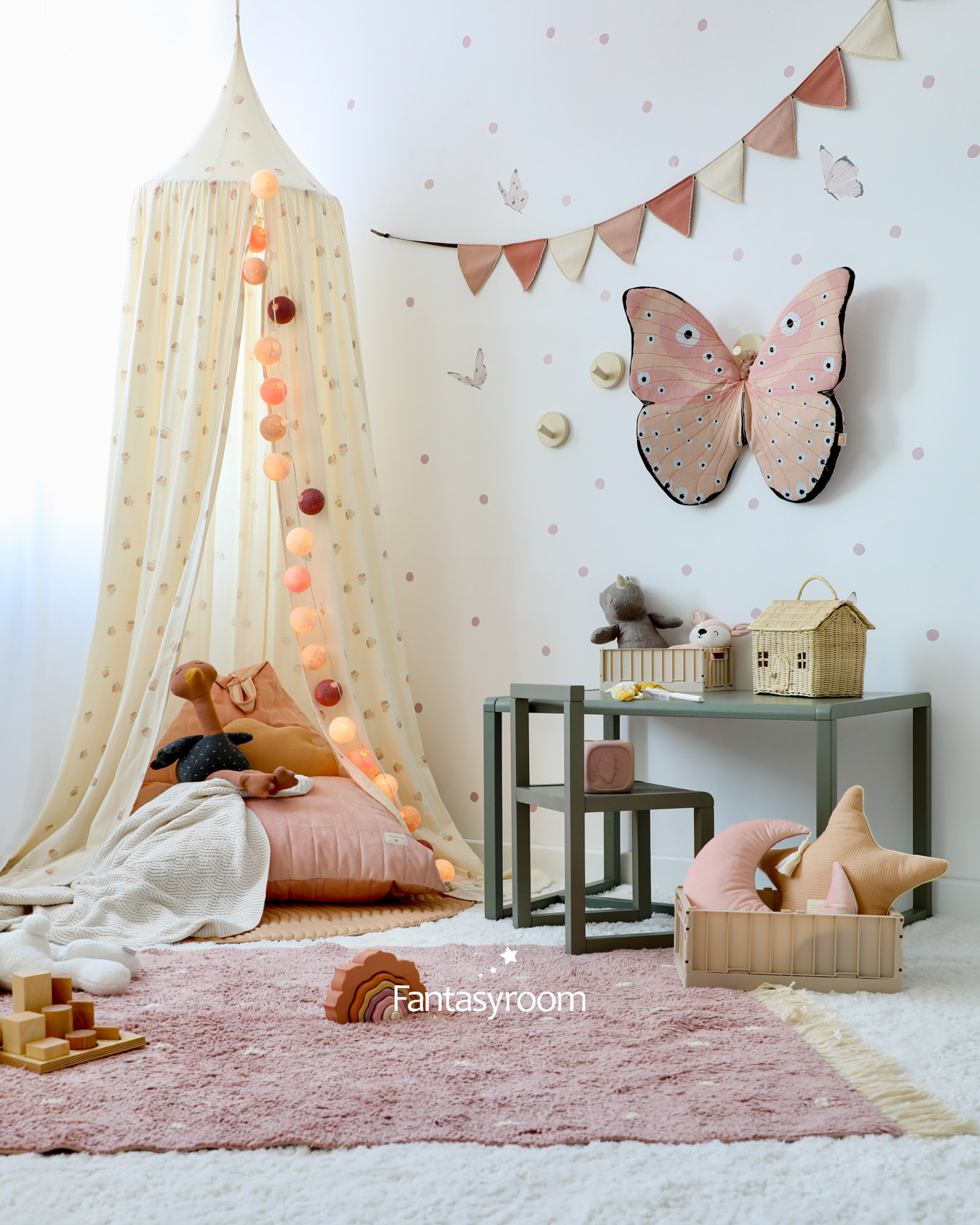 Kuschelecke Kinderzimmer in Creme und Altrosa mit Baldachin, Sitzsack und Sitzgruppe