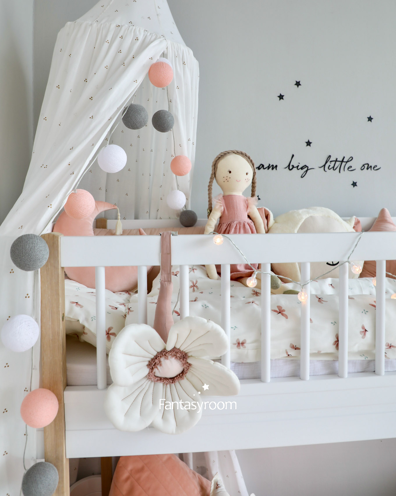 Kinderbett Mädchen mit Spieluhr und Lichterkete in Altrosa