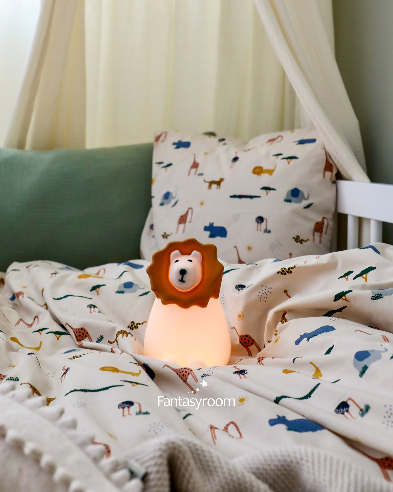 Kinderbett mit Löwen-Nachtlicht und Safari Bettwäsche