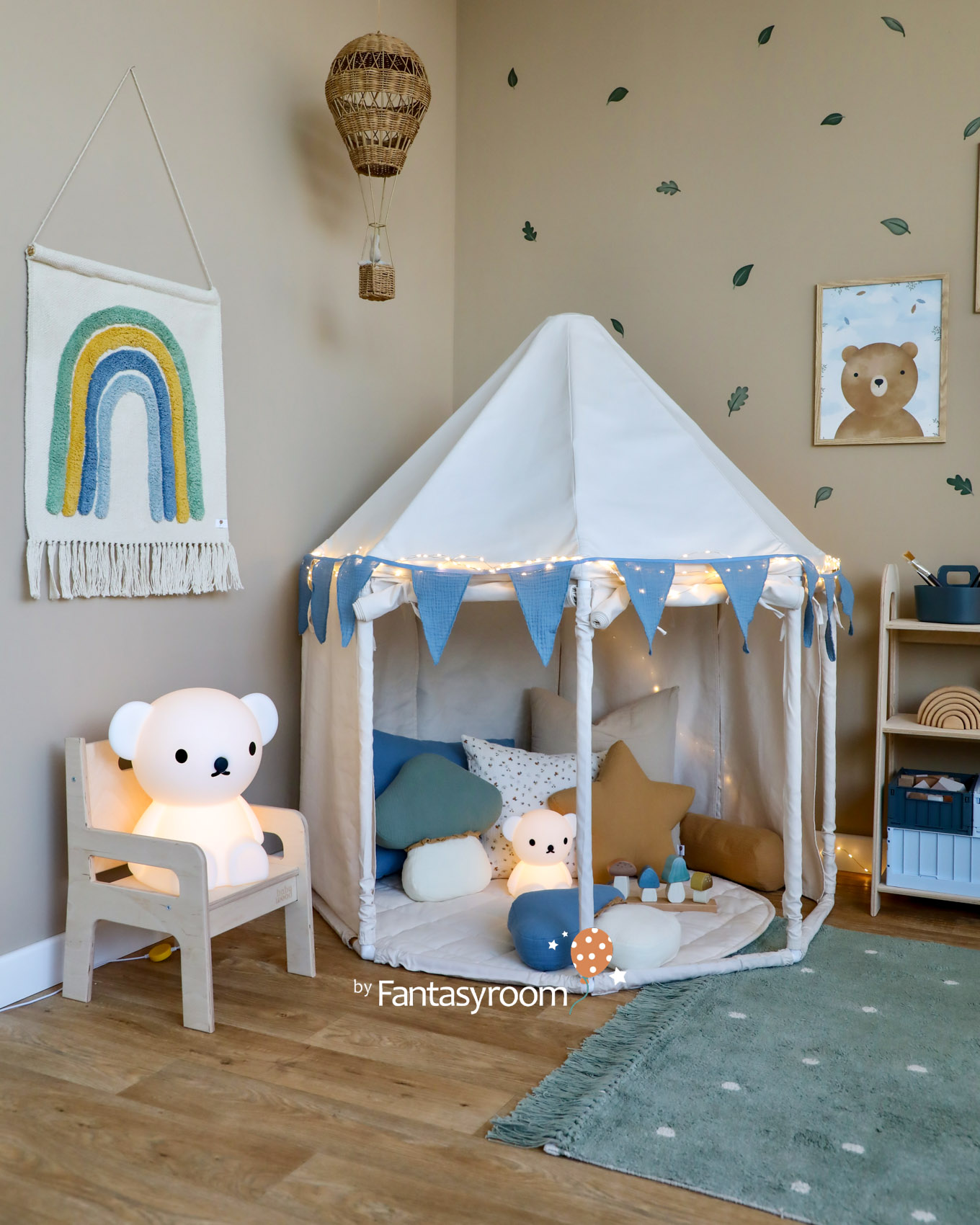 Spielzimmer mit Wandteppich Regenbogen und Spielpavillon