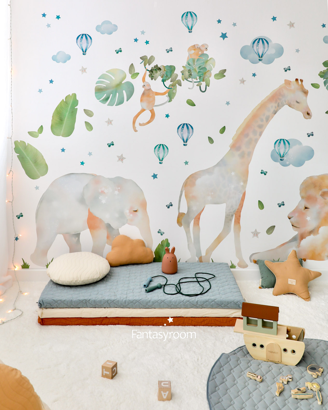 Spielecke mit Safari Wandtattoos und Spielmatratzen